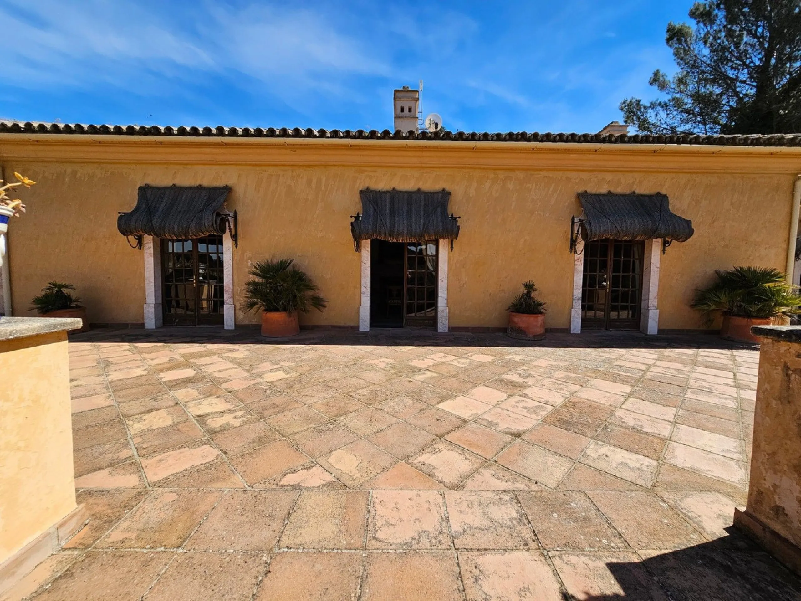 House - Detached Villa в продаже в Ronda, Málaga. В доме 6 спален и 6 ванных комнат. Площадь дома 2250 м². Площадь участка 240000 м²