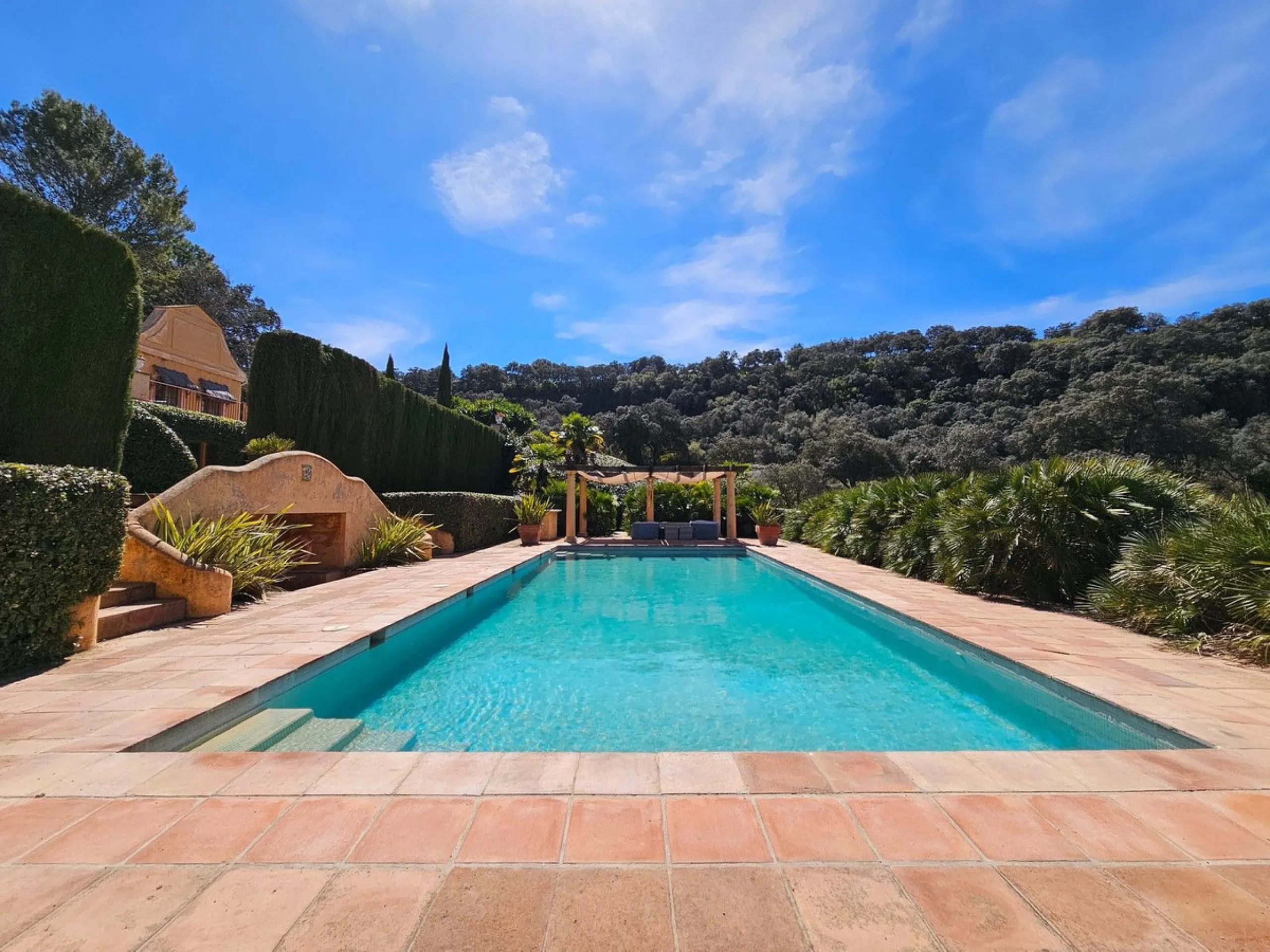 House - Detached Villa в продаже в Ronda, Málaga. В доме 6 спален и 6 ванных комнат. Площадь дома 2250 м². Площадь участка 240000 м²