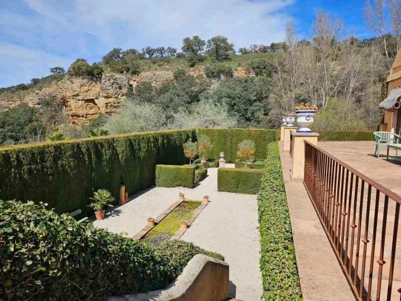 House - Detached Villa в продаже в Ronda, Málaga. В доме 6 спален и 6 ванных комнат. Площадь дома 2250 м². Площадь участка 240000 м²