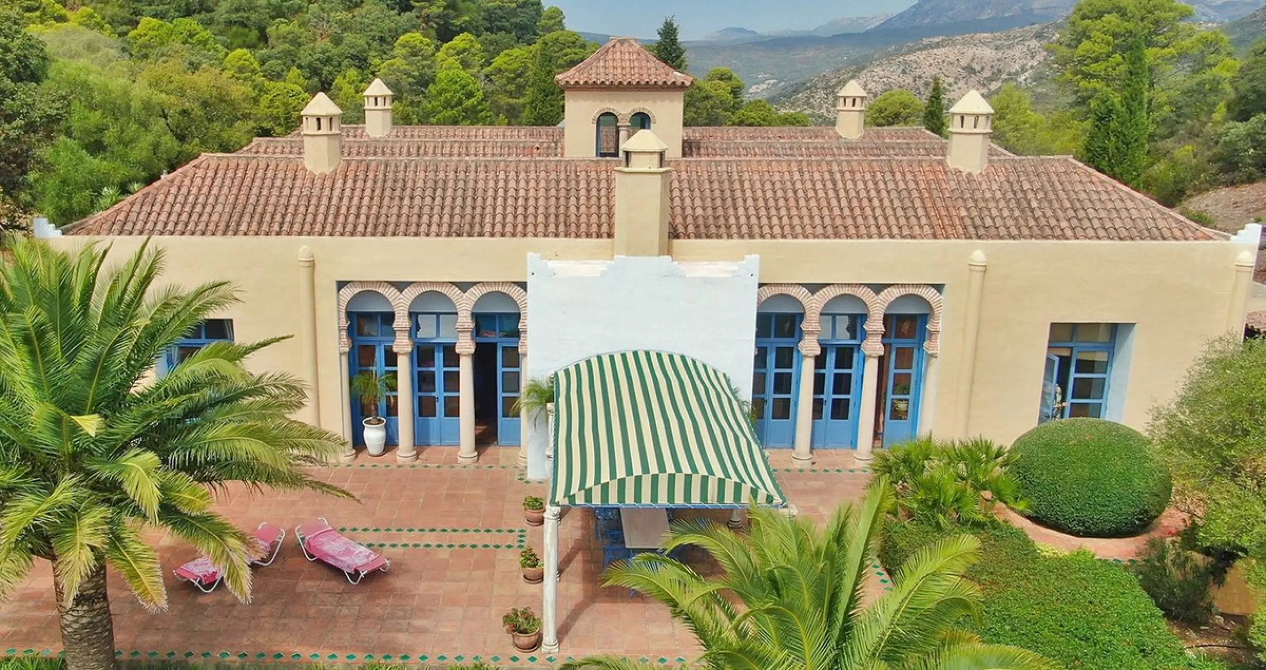 Amidst the captivating landscapes of Andalusia, Southern Spain, this charming country villa draws inspiration from traditional Andalusian architecture. Situated near the picturesque village of Gaucin, this exceptional property offers a unique blend of tra