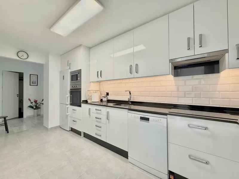 ???? Apartment in Las Rampas, Fuengirola – City Center with Pool & Private Parking