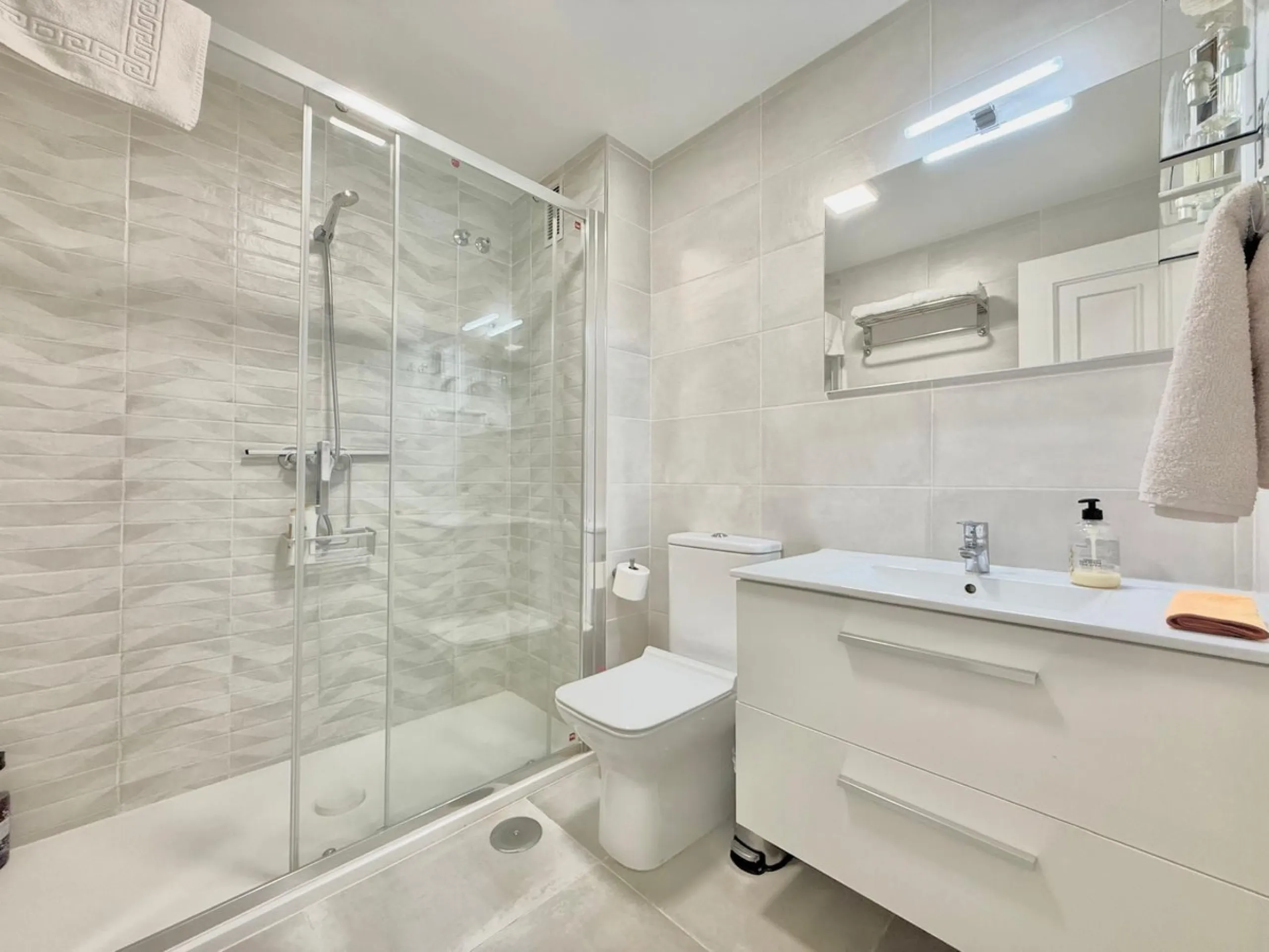 ???? Apartment in Las Rampas, Fuengirola – City Center with Pool & Private Parking