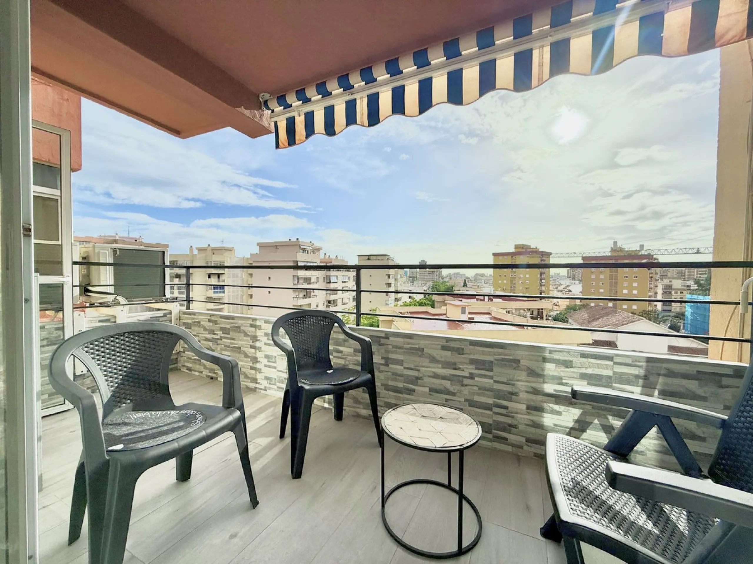 Apartment - Penthouse в продаже в Fuengirola, Málaga. В доме 3 спален и 2 ванных комнат. Площадь дома 80 м²