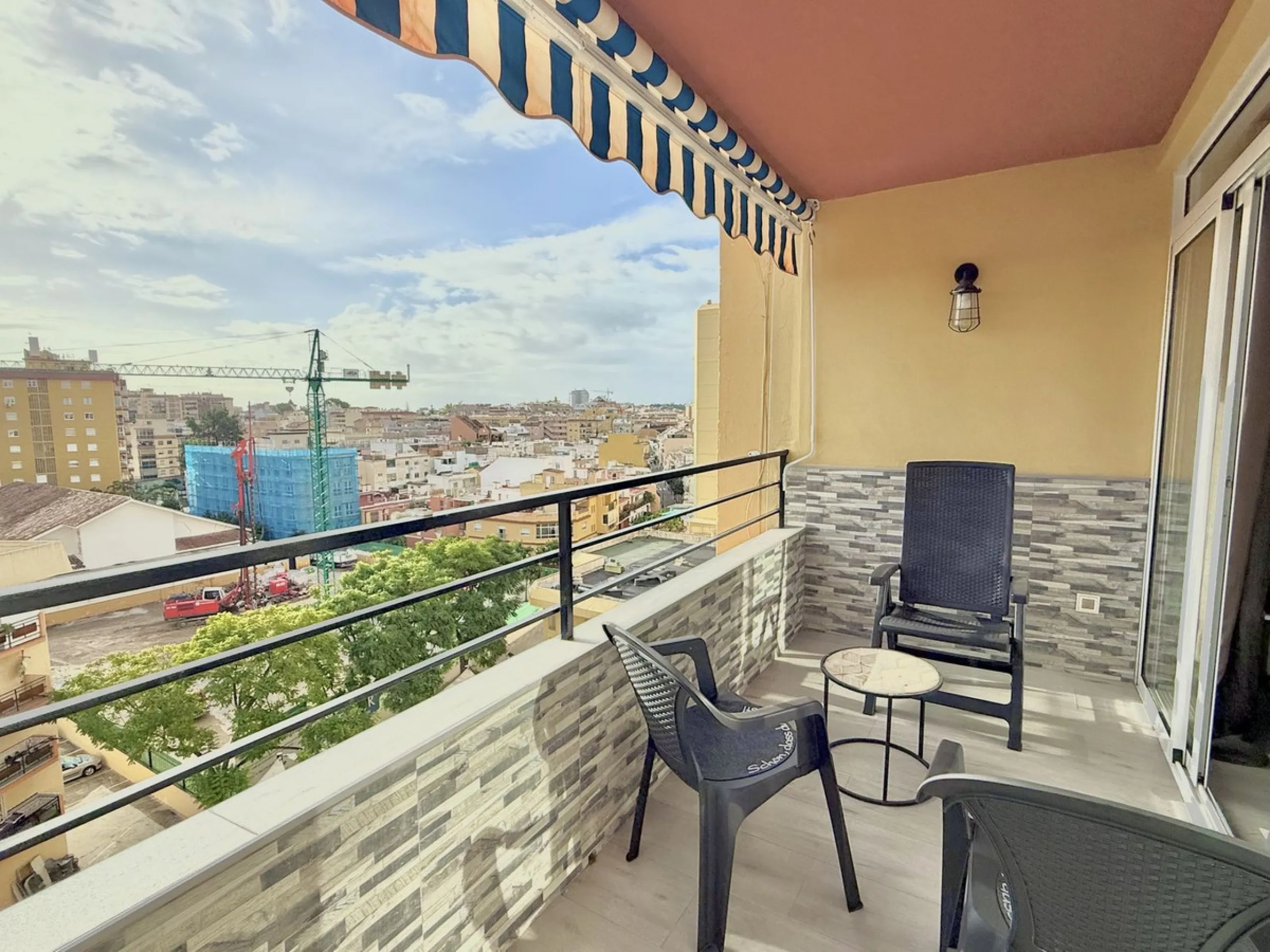 Apartment - Penthouse в продаже в Fuengirola, Málaga. В доме 3 спален и 2 ванных комнат. Площадь дома 80 м²