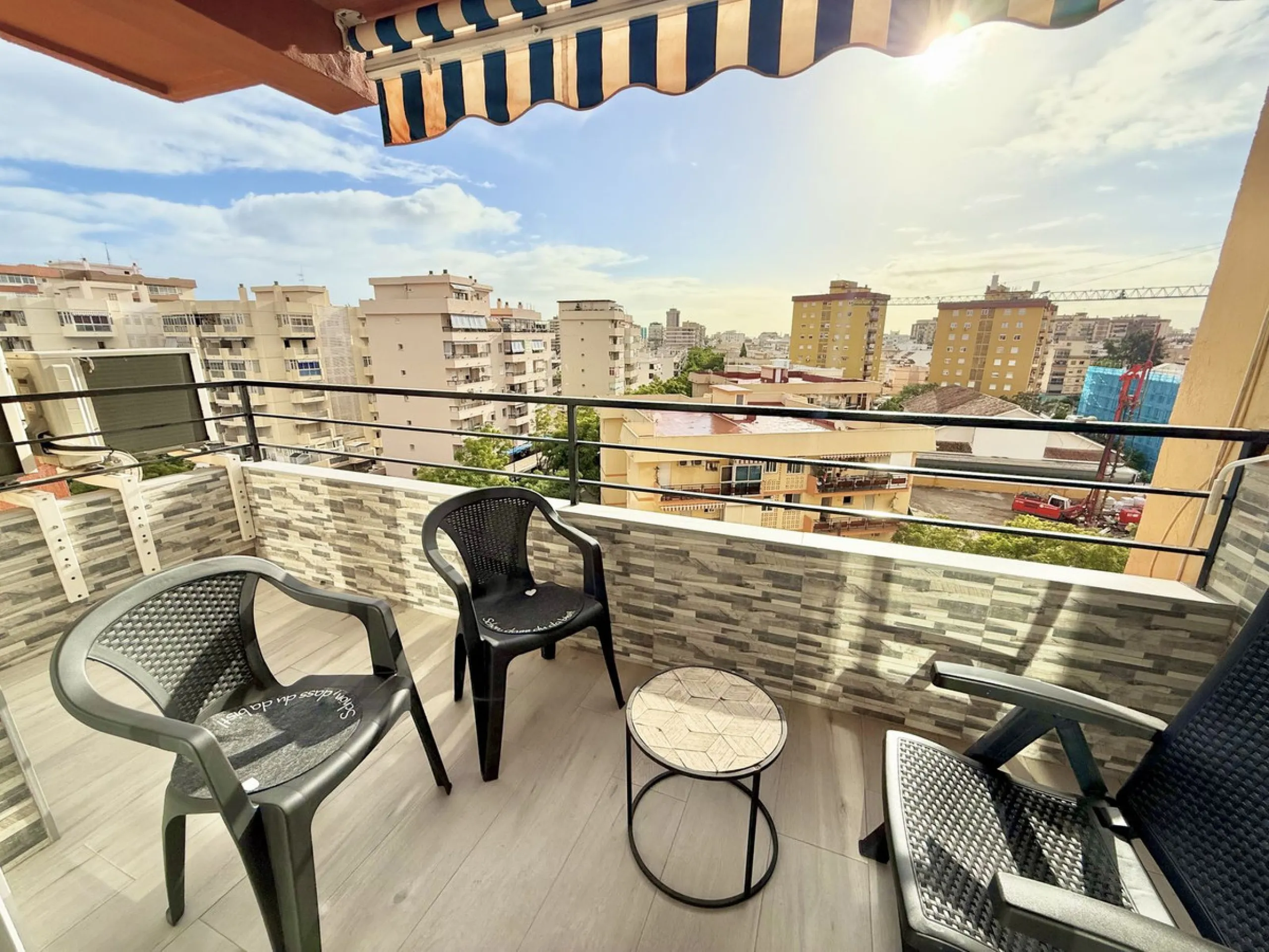 Apartment - Penthouse в продаже в Fuengirola, Málaga. В доме 3 спален и 2 ванных комнат. Площадь дома 80 м²