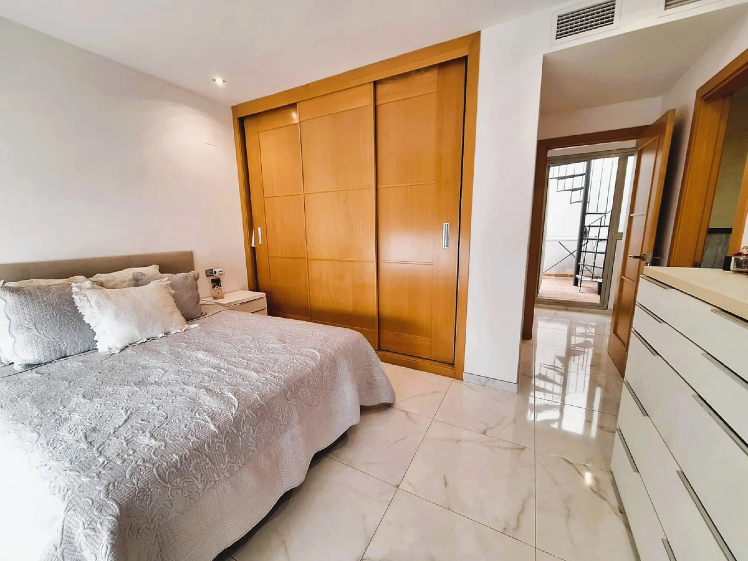 Penthouse for sale in the El Pinillo area, close to all services, schools, supermarkets, etc.