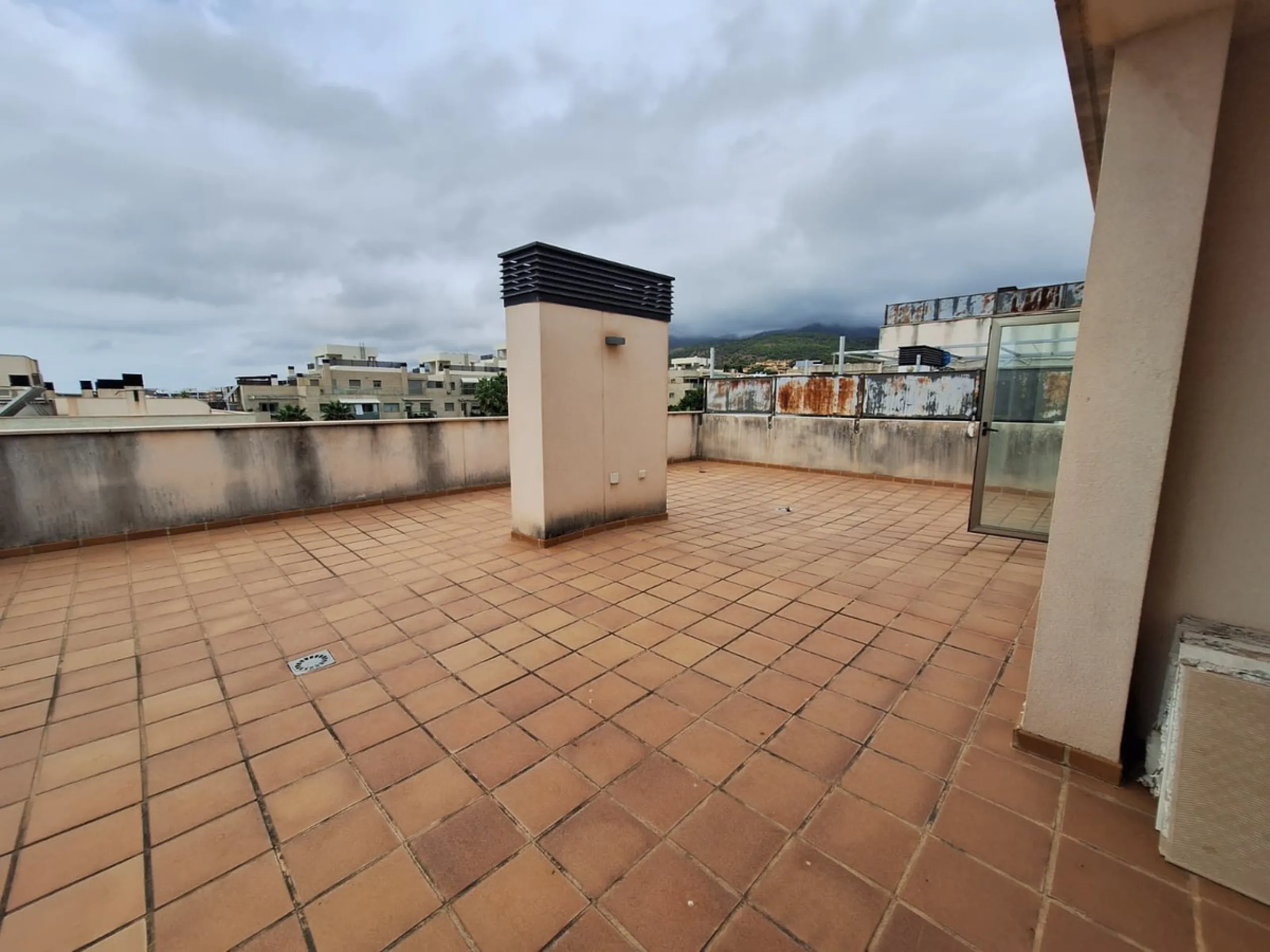 Penthouse for sale in the El Pinillo area, close to all services, schools, supermarkets, etc.
