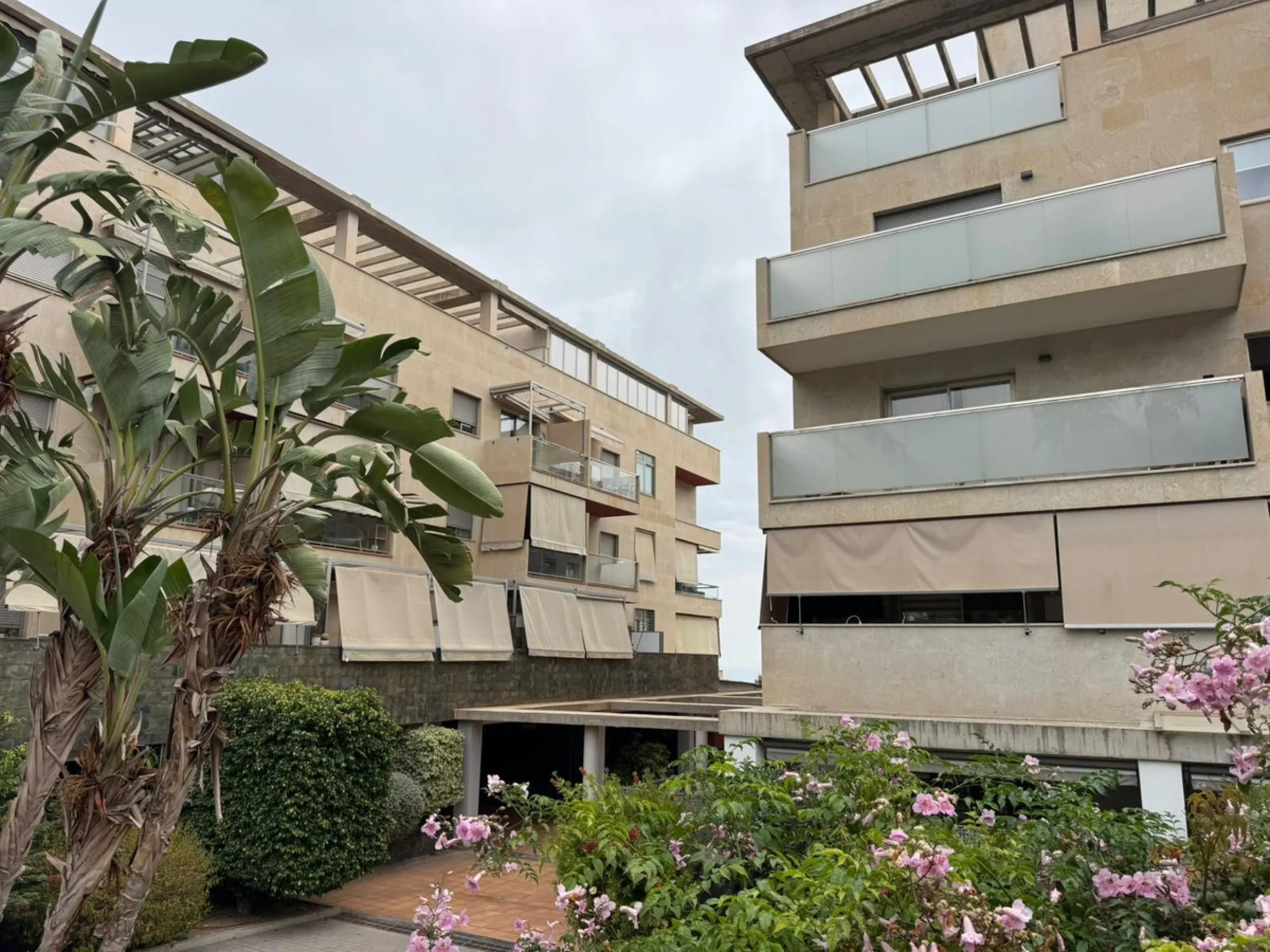 Penthouse for sale in the El Pinillo area, close to all services, schools, supermarkets, etc.