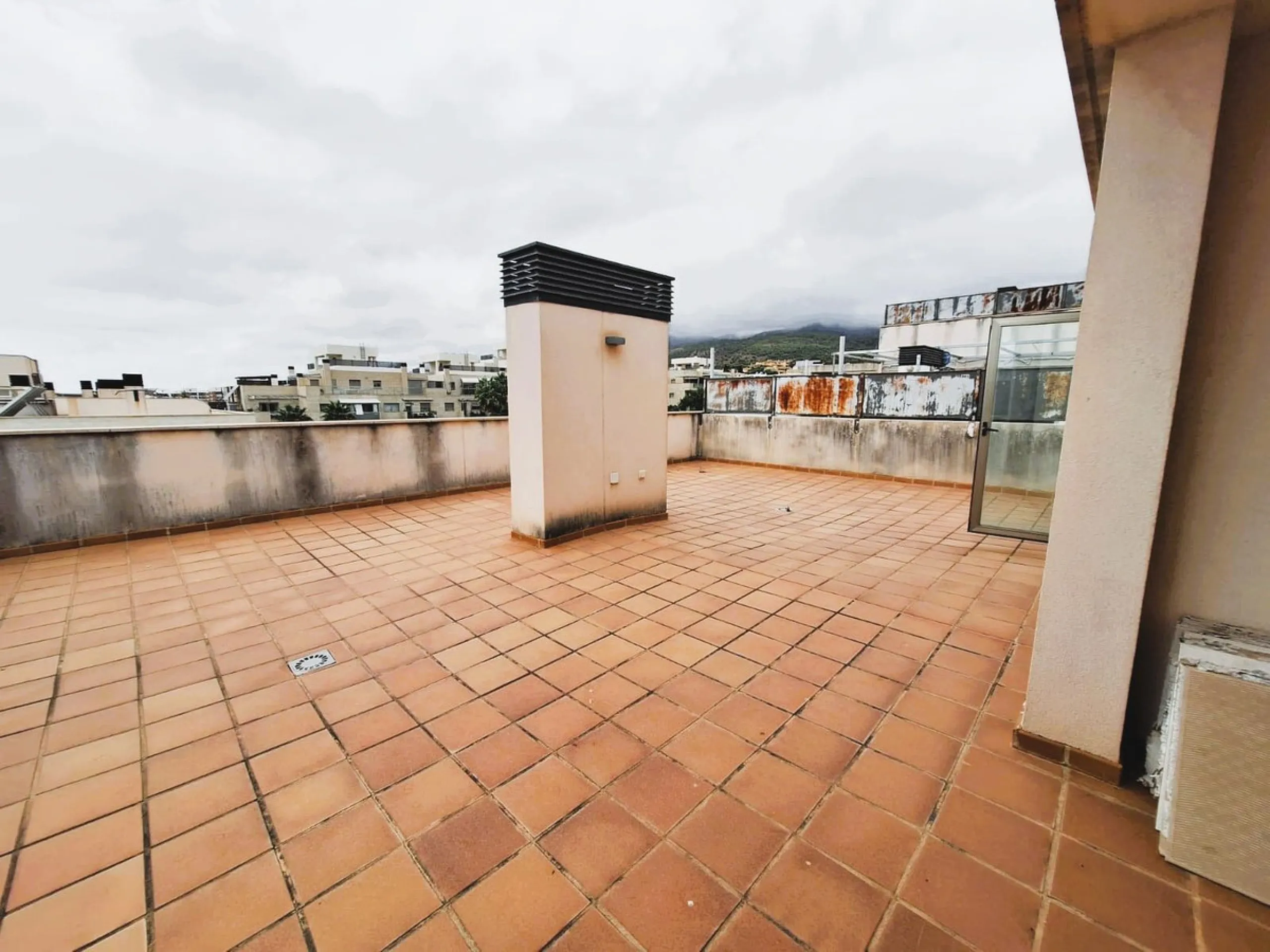 Penthouse for sale in the El Pinillo area, close to all services, schools, supermarkets, etc.