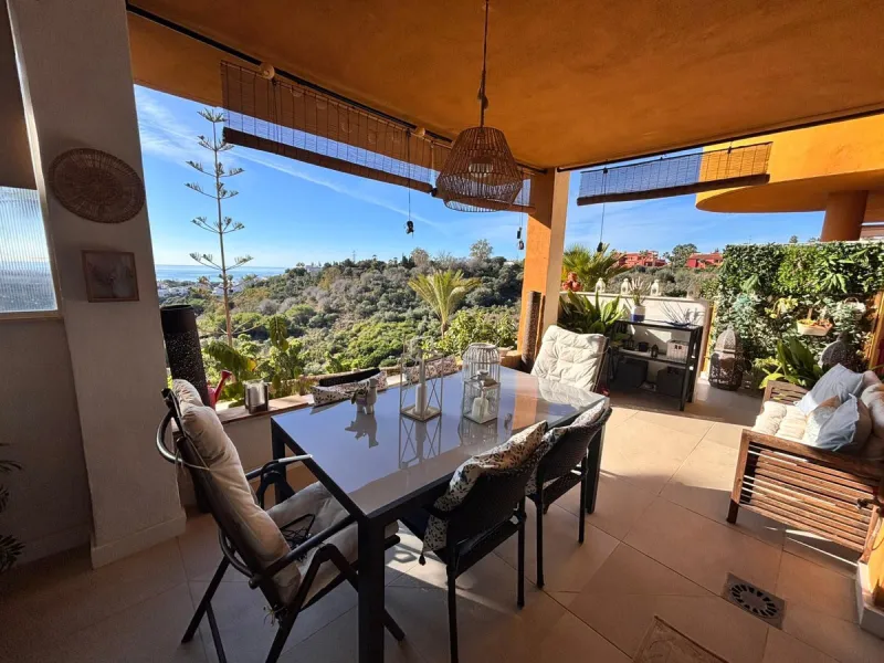 Beautiful property for sale in the Reserva area of Marbella, in impeccable condition, very bright and sunny all day long! Urbanisation with large communal gardens, communal swimming pools and very well maintained.