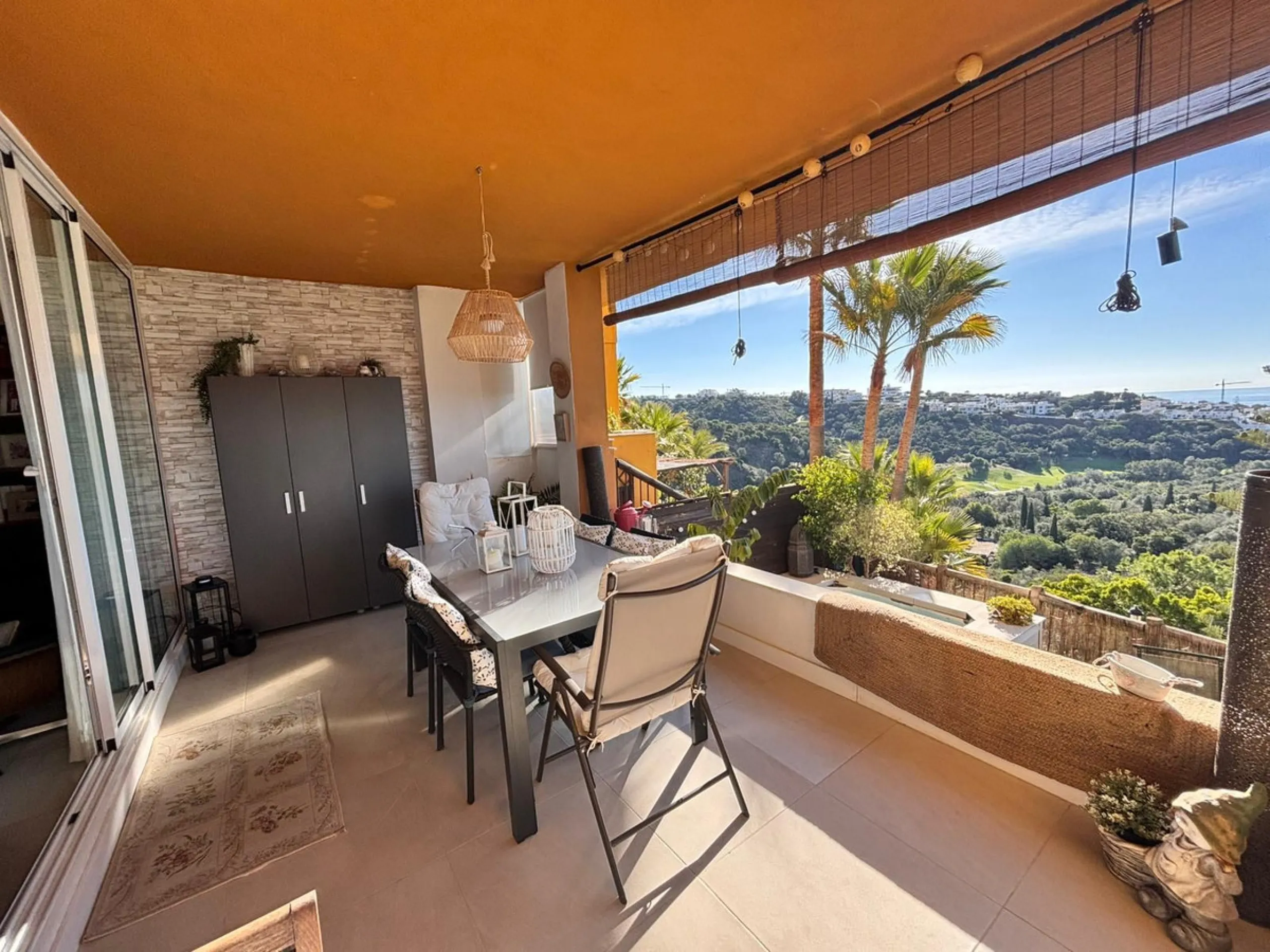 Beautiful property for sale in the Reserva area of Marbella, in impeccable condition, very bright and sunny all day long! Urbanisation with large communal gardens, communal swimming pools and very well maintained.