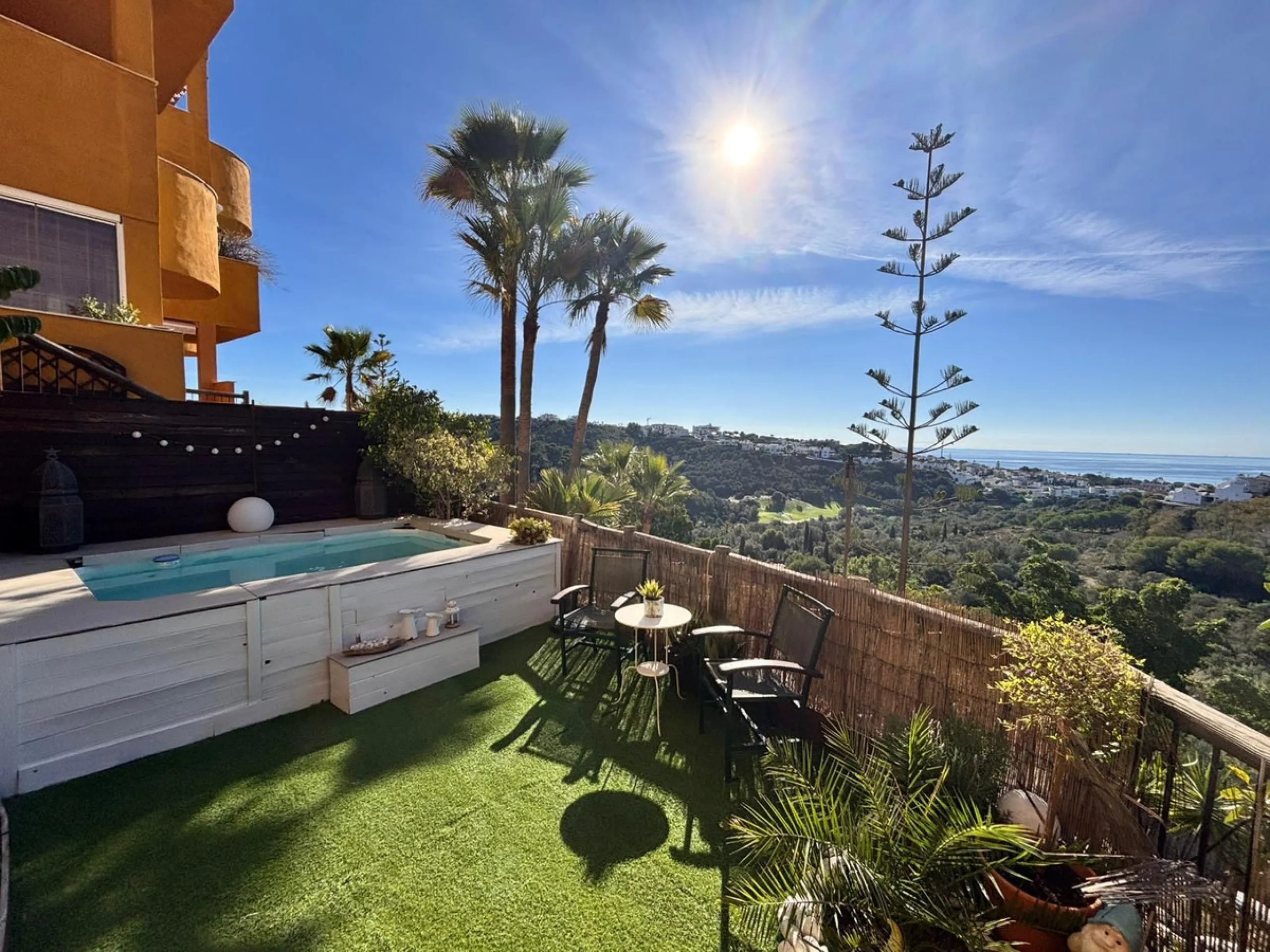 Beautiful property for sale in the Reserva area of Marbella, in impeccable condition, very bright and sunny all day long! Urbanisation with large communal gardens, communal swimming pools and very well maintained.