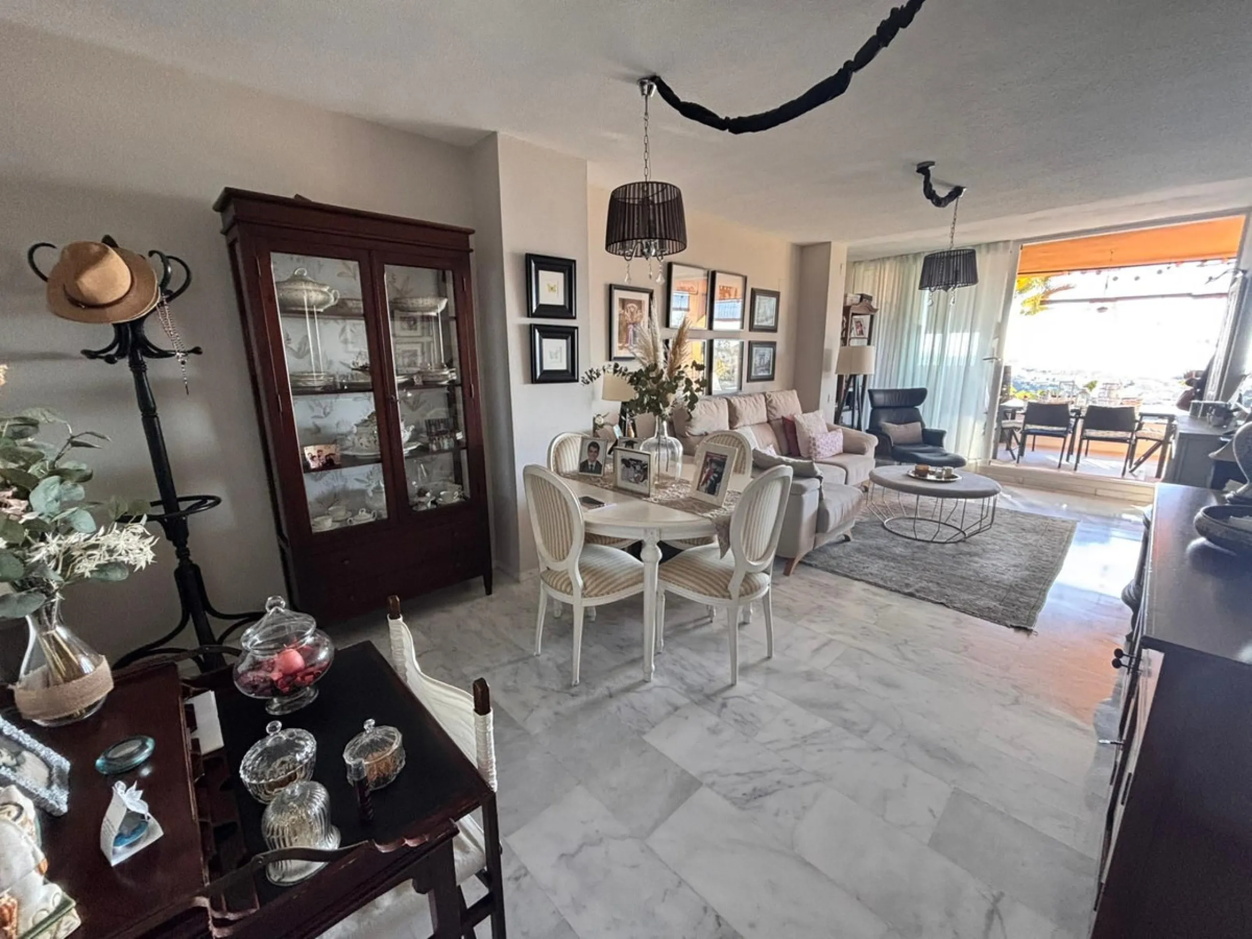 Beautiful property for sale in the Reserva area of Marbella, in impeccable condition, very bright and sunny all day long! Urbanisation with large communal gardens, communal swimming pools and very well maintained.