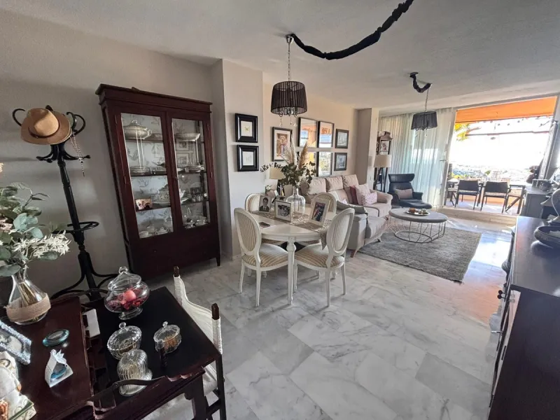 Beautiful property for sale in the Reserva area of Marbella, in impeccable condition, very bright and sunny all day long! Urbanisation with large communal gardens, communal swimming pools and very well maintained.