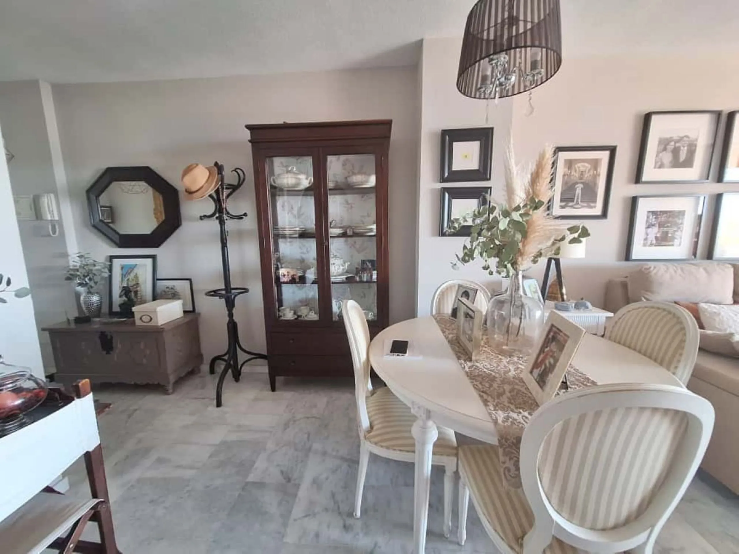 Beautiful property for sale in the Reserva area of Marbella, in impeccable condition, very bright and sunny all day long! Urbanisation with large communal gardens, communal swimming pools and very well maintained.