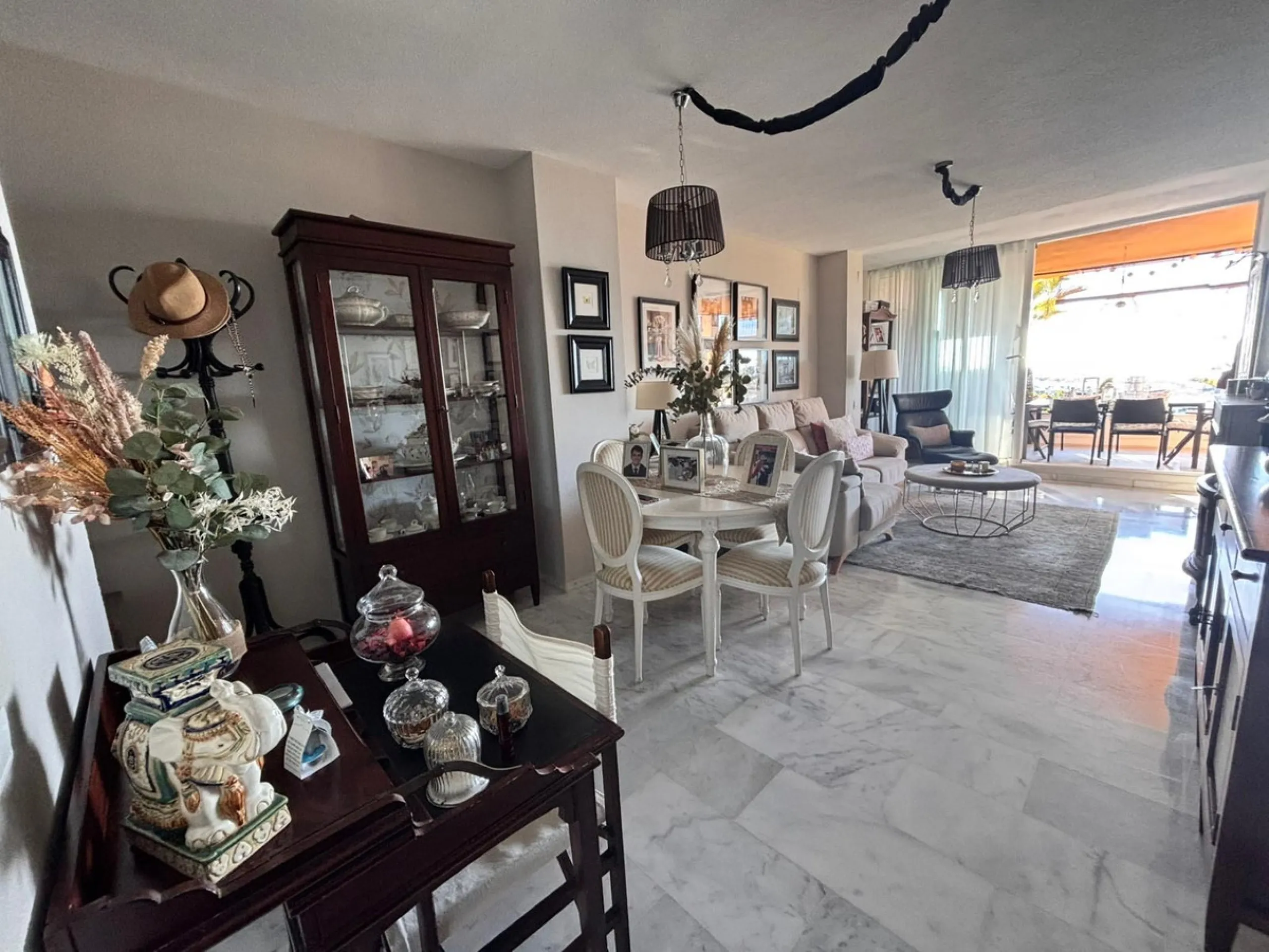 Beautiful property for sale in the Reserva area of Marbella, in impeccable condition, very bright and sunny all day long! Urbanisation with large communal gardens, communal swimming pools and very well maintained.