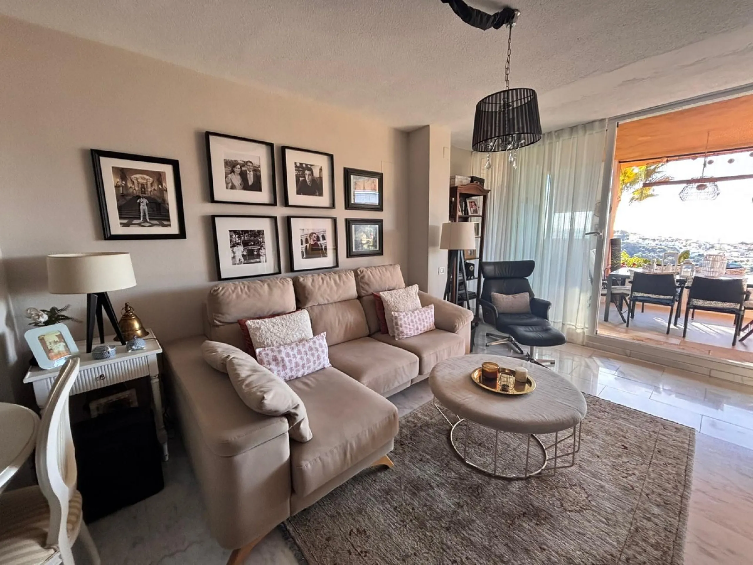 Beautiful property for sale in the Reserva area of Marbella, in impeccable condition, very bright and sunny all day long! Urbanisation with large communal gardens, communal swimming pools and very well maintained.