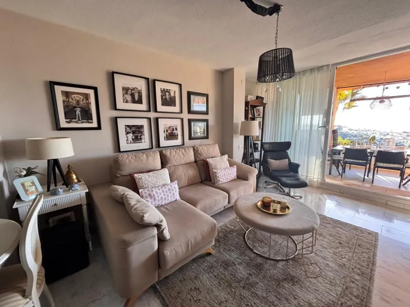 Beautiful property for sale in the Reserva area of Marbella, in impeccable condition, very bright and sunny all day long! Urbanisation with large communal gardens, communal swimming pools and very well maintained.