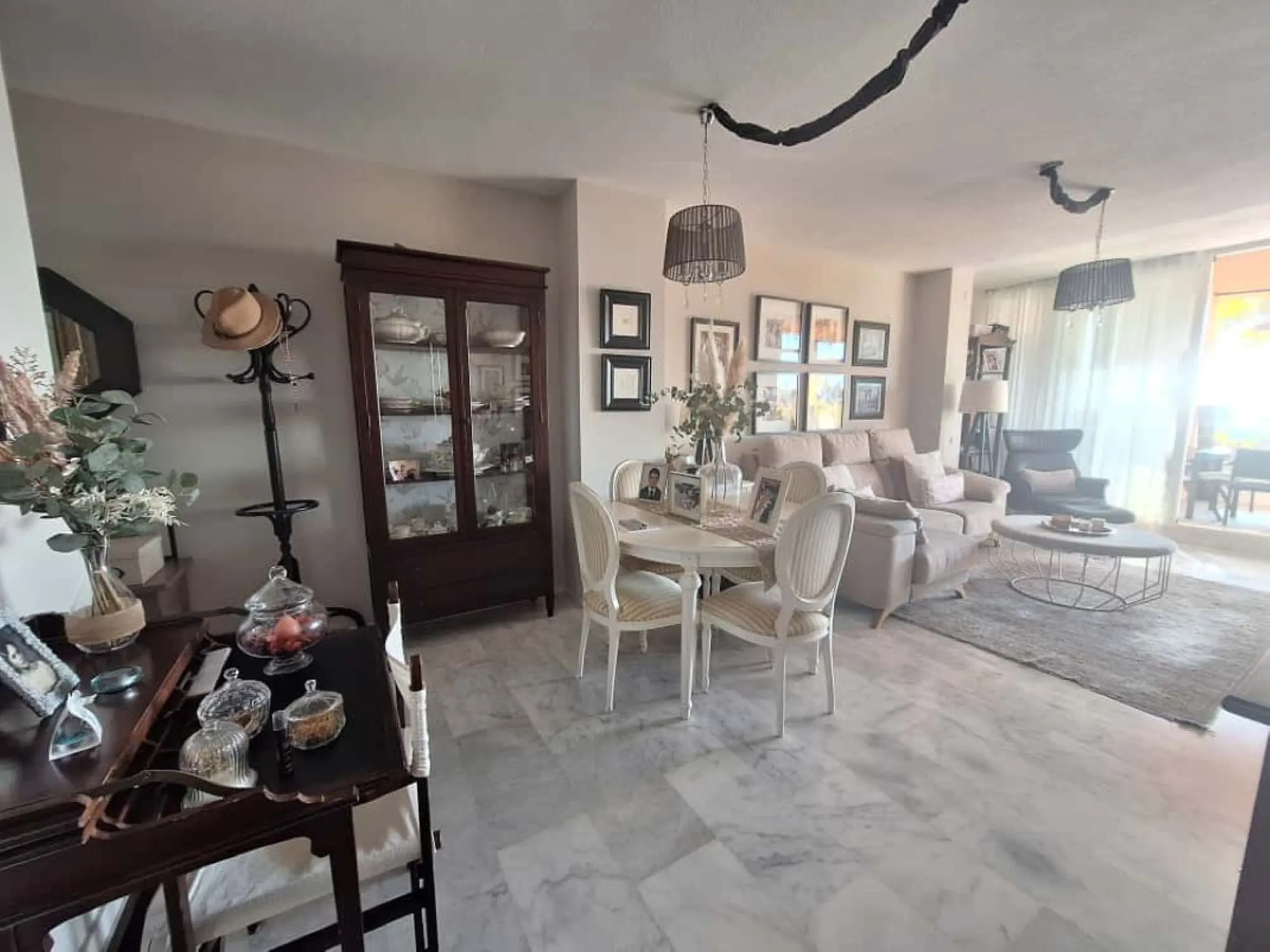 Beautiful property for sale in the Reserva area of Marbella, in impeccable condition, very bright and sunny all day long! Urbanisation with large communal gardens, communal swimming pools and very well maintained.