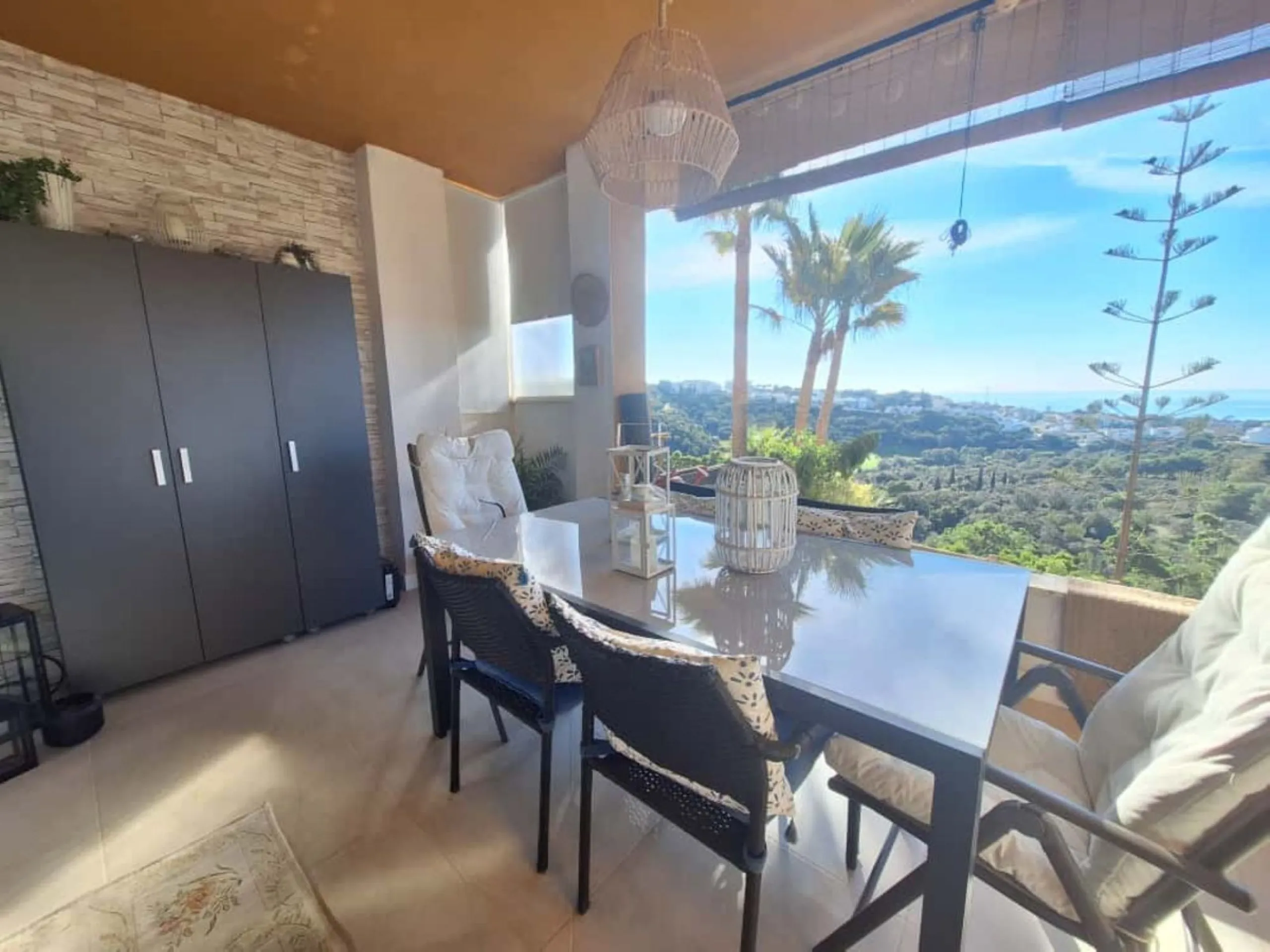 Beautiful property for sale in the Reserva area of Marbella, in impeccable condition, very bright and sunny all day long! Urbanisation with large communal gardens, communal swimming pools and very well maintained.