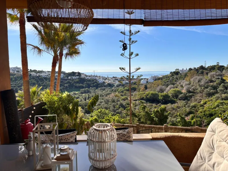 Beautiful property for sale in the Reserva area of Marbella, in impeccable condition, very bright and sunny all day long! Urbanisation with large communal gardens, communal swimming pools and very well maintained.