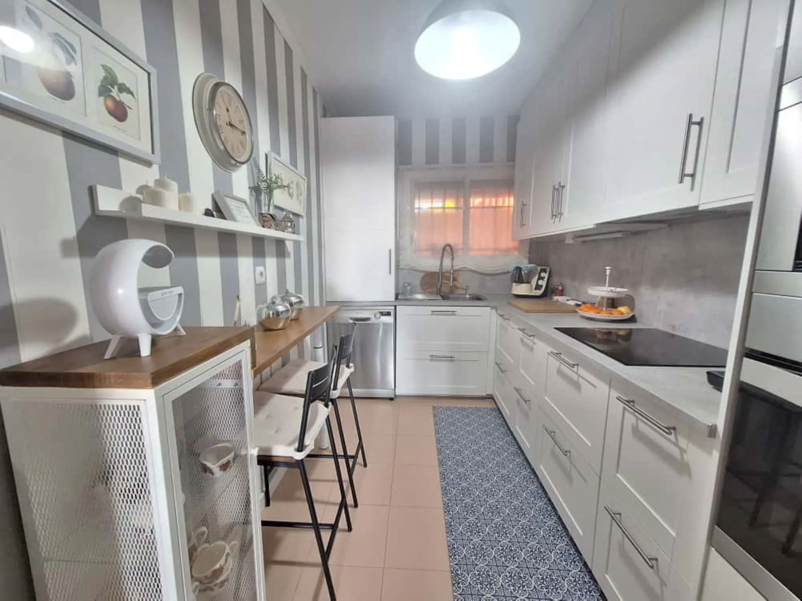 Beautiful property for sale in the Reserva area of Marbella, in impeccable condition, very bright and sunny all day long! Urbanisation with large communal gardens, communal swimming pools and very well maintained.