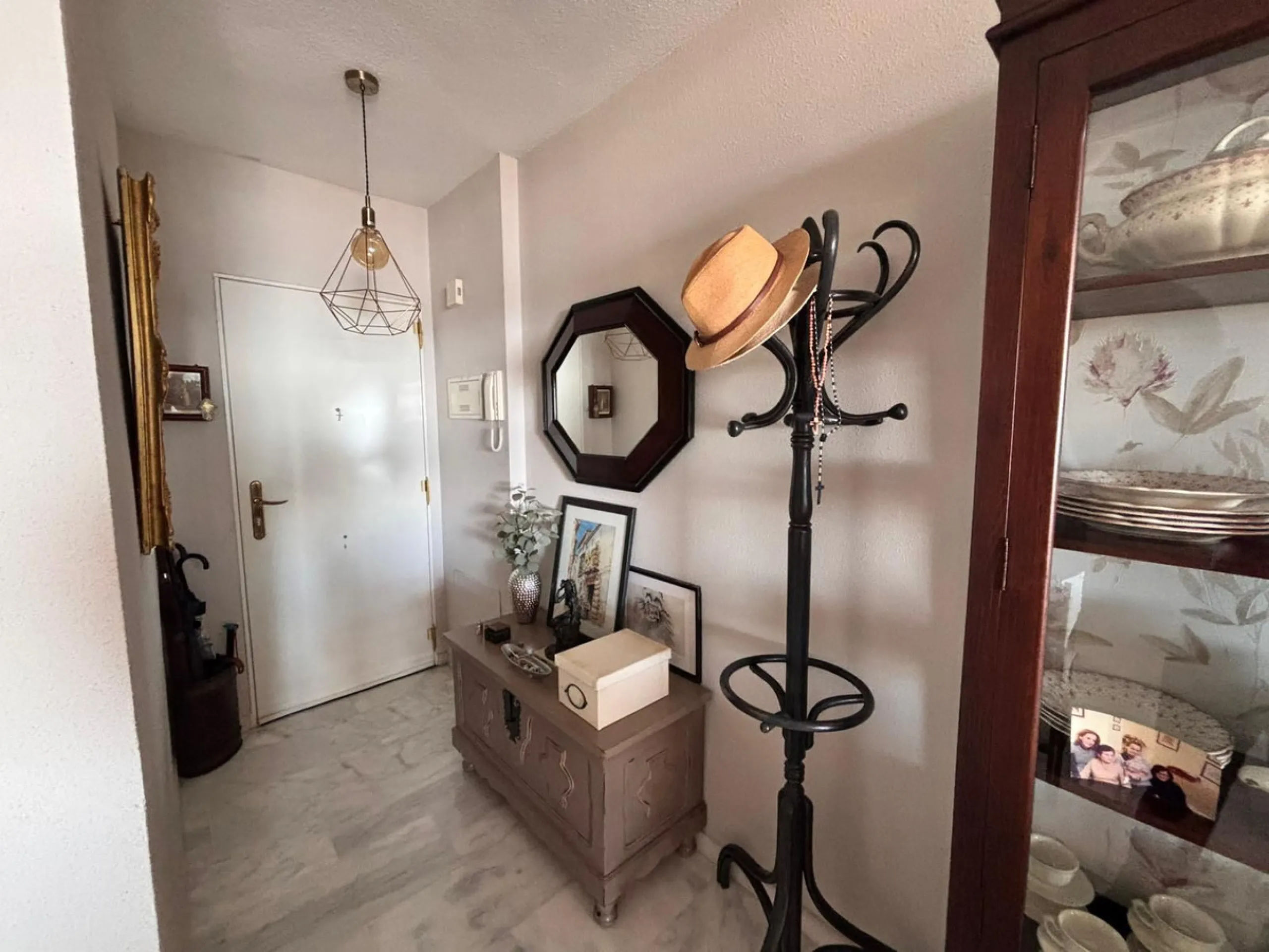 Beautiful property for sale in the Reserva area of Marbella, in impeccable condition, very bright and sunny all day long! Urbanisation with large communal gardens, communal swimming pools and very well maintained.
