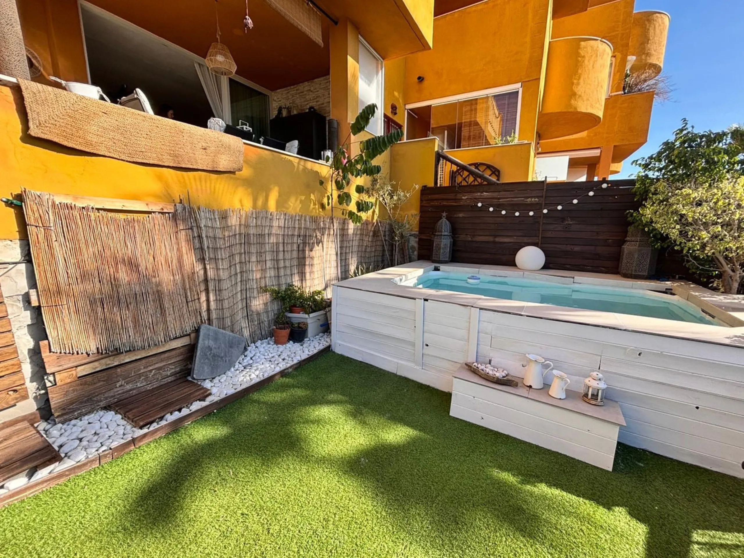 Beautiful property for sale in the Reserva area of Marbella, in impeccable condition, very bright and sunny all day long! Urbanisation with large communal gardens, communal swimming pools and very well maintained.