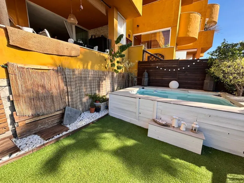 Beautiful property for sale in the Reserva area of Marbella, in impeccable condition, very bright and sunny all day long! Urbanisation with large communal gardens, communal swimming pools and very well maintained.
