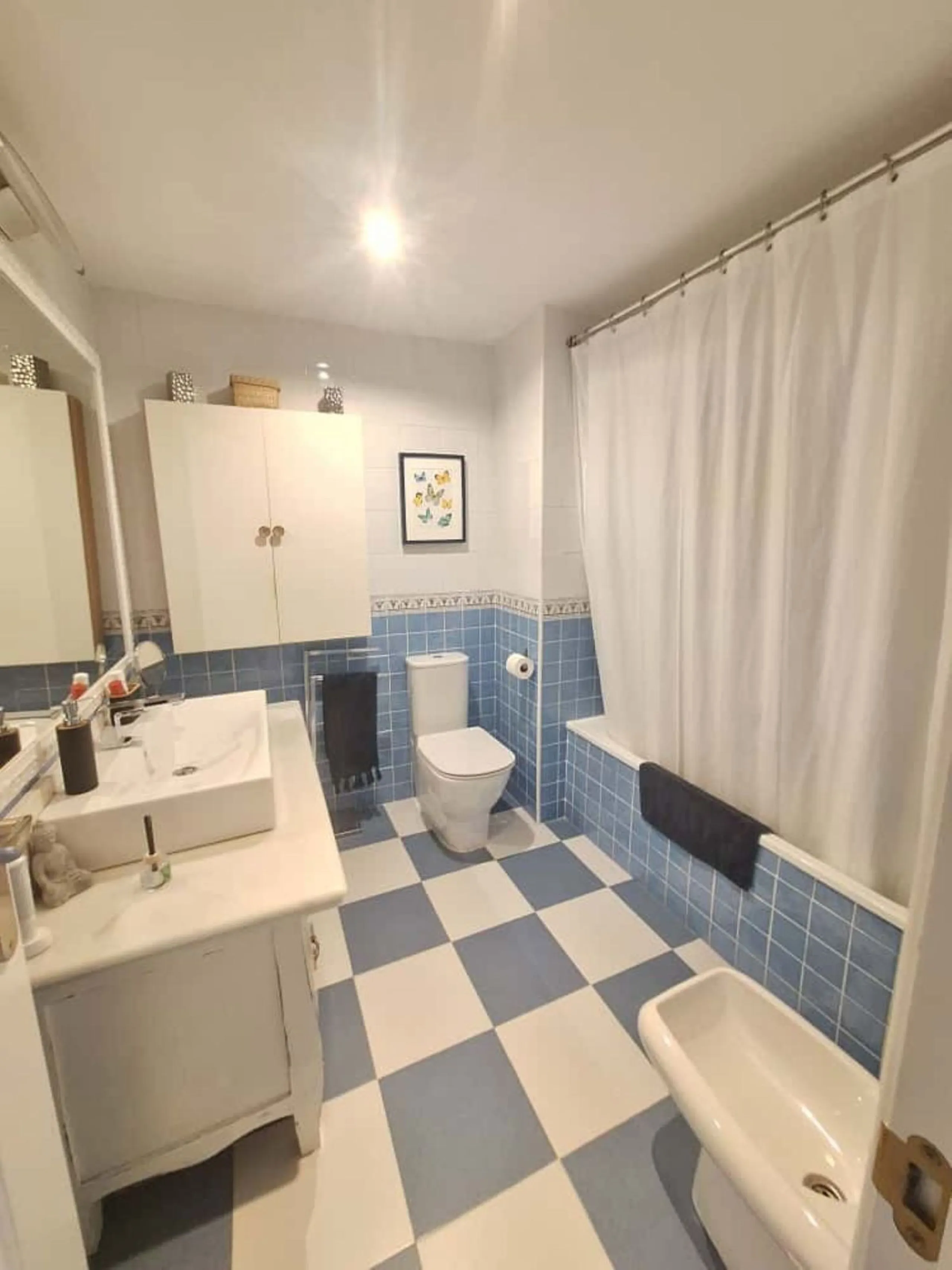 Beautiful property for sale in the Reserva area of Marbella, in impeccable condition, very bright and sunny all day long! Urbanisation with large communal gardens, communal swimming pools and very well maintained.