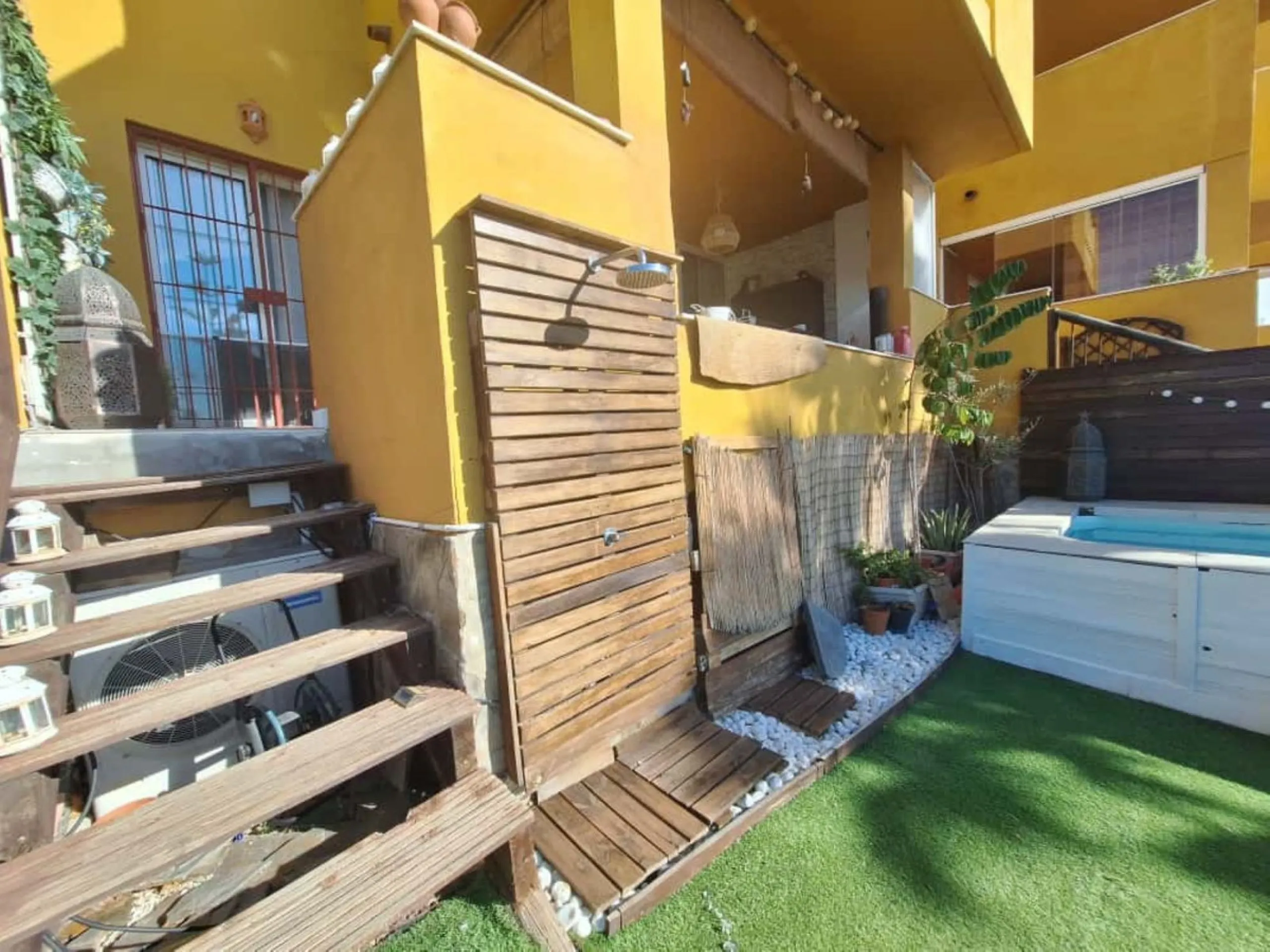Beautiful property for sale in the Reserva area of Marbella, in impeccable condition, very bright and sunny all day long! Urbanisation with large communal gardens, communal swimming pools and very well maintained.