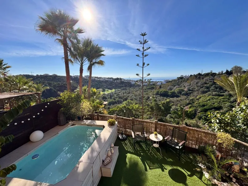Beautiful property for sale in the Reserva area of Marbella, in impeccable condition, very bright and sunny all day long! Urbanisation with large communal gardens, communal swimming pools and very well maintained.
