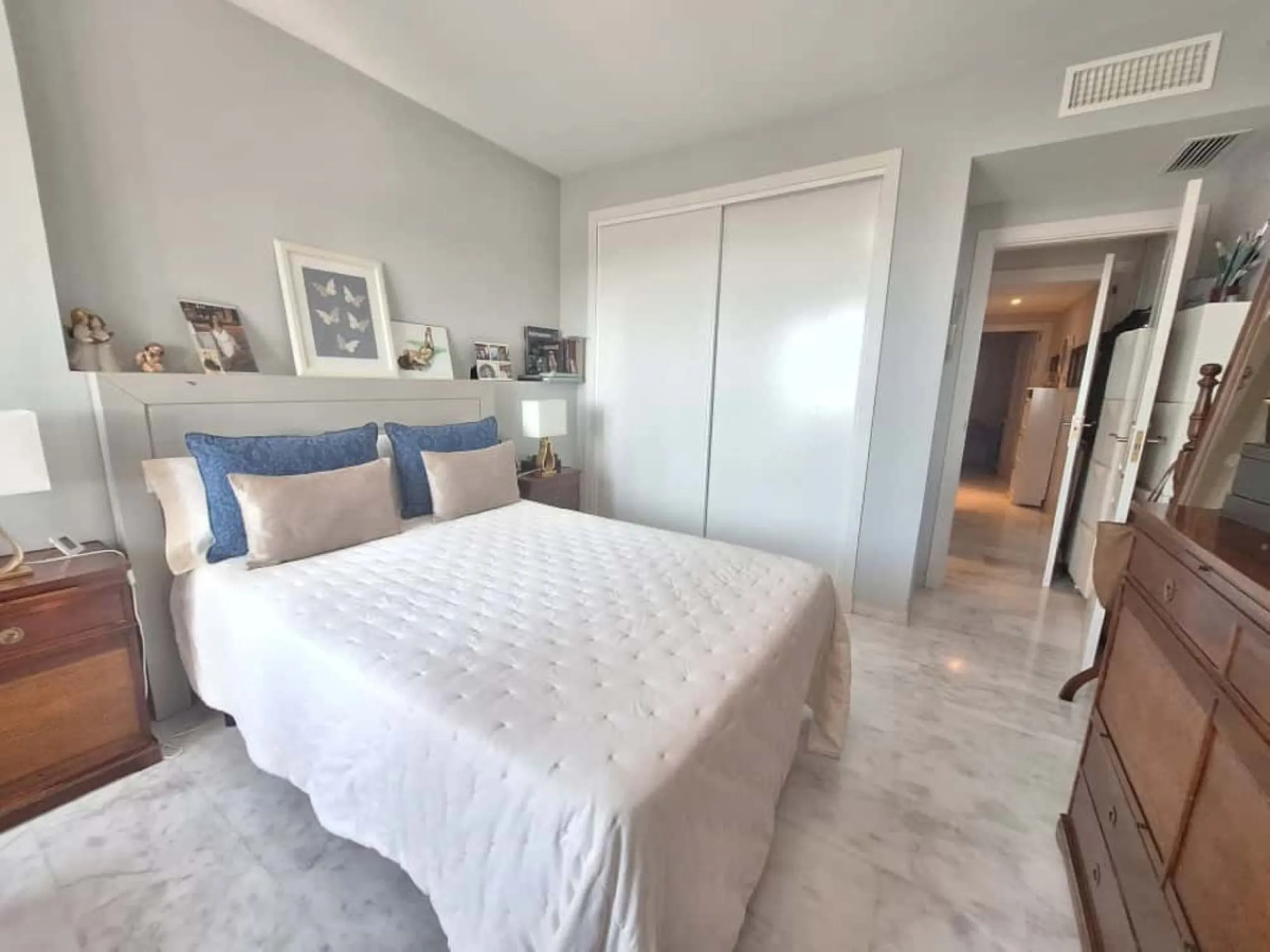 Beautiful property for sale in the Reserva area of Marbella, in impeccable condition, very bright and sunny all day long! Urbanisation with large communal gardens, communal swimming pools and very well maintained.