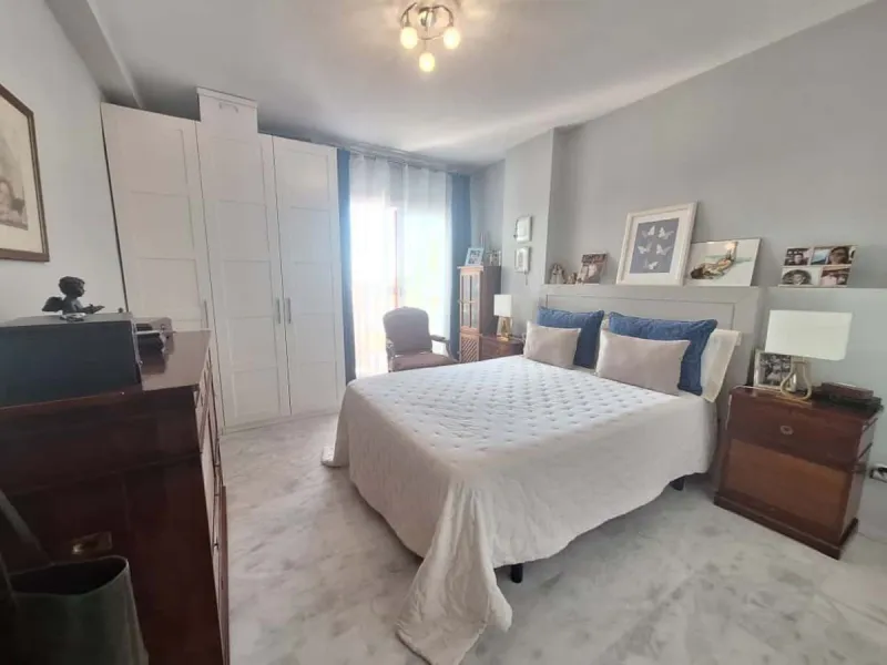 Beautiful property for sale in the Reserva area of Marbella, in impeccable condition, very bright and sunny all day long! Urbanisation with large communal gardens, communal swimming pools and very well maintained.