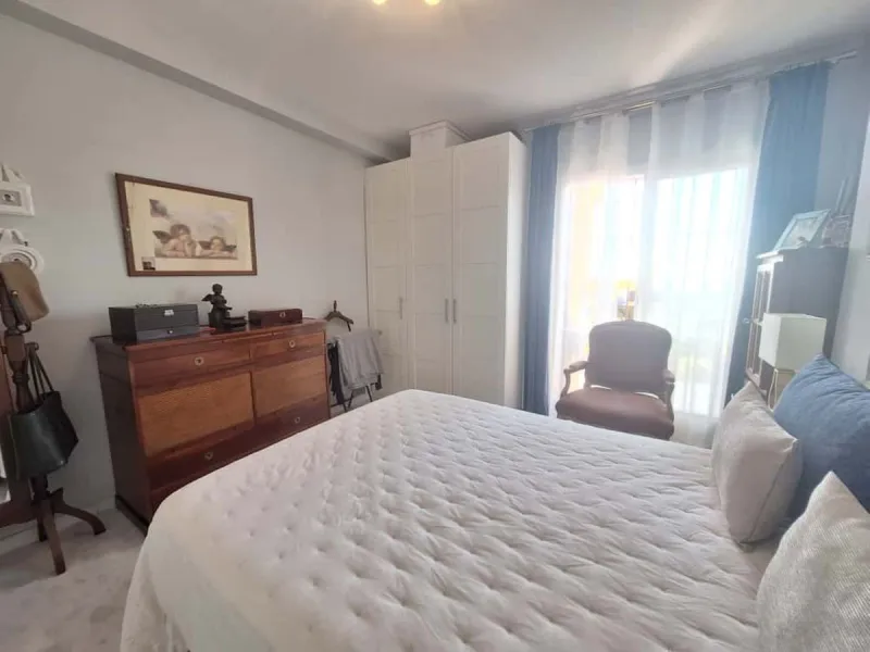 Beautiful property for sale in the Reserva area of Marbella, in impeccable condition, very bright and sunny all day long! Urbanisation with large communal gardens, communal swimming pools and very well maintained.