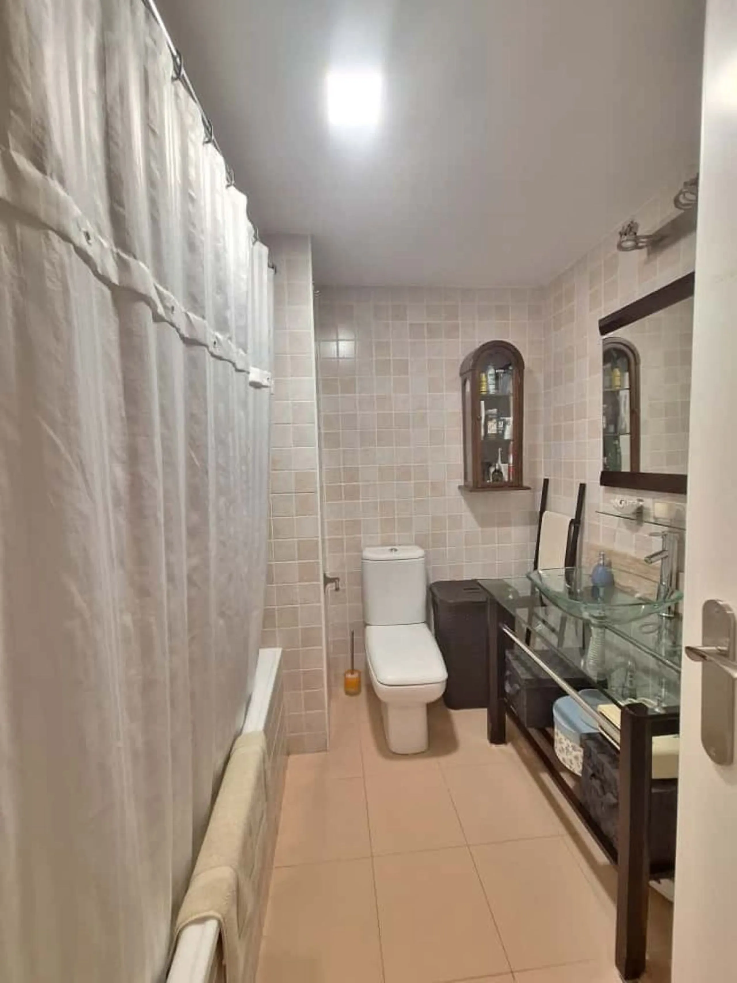 Beautiful property for sale in the Reserva area of Marbella, in impeccable condition, very bright and sunny all day long! Urbanisation with large communal gardens, communal swimming pools and very well maintained.