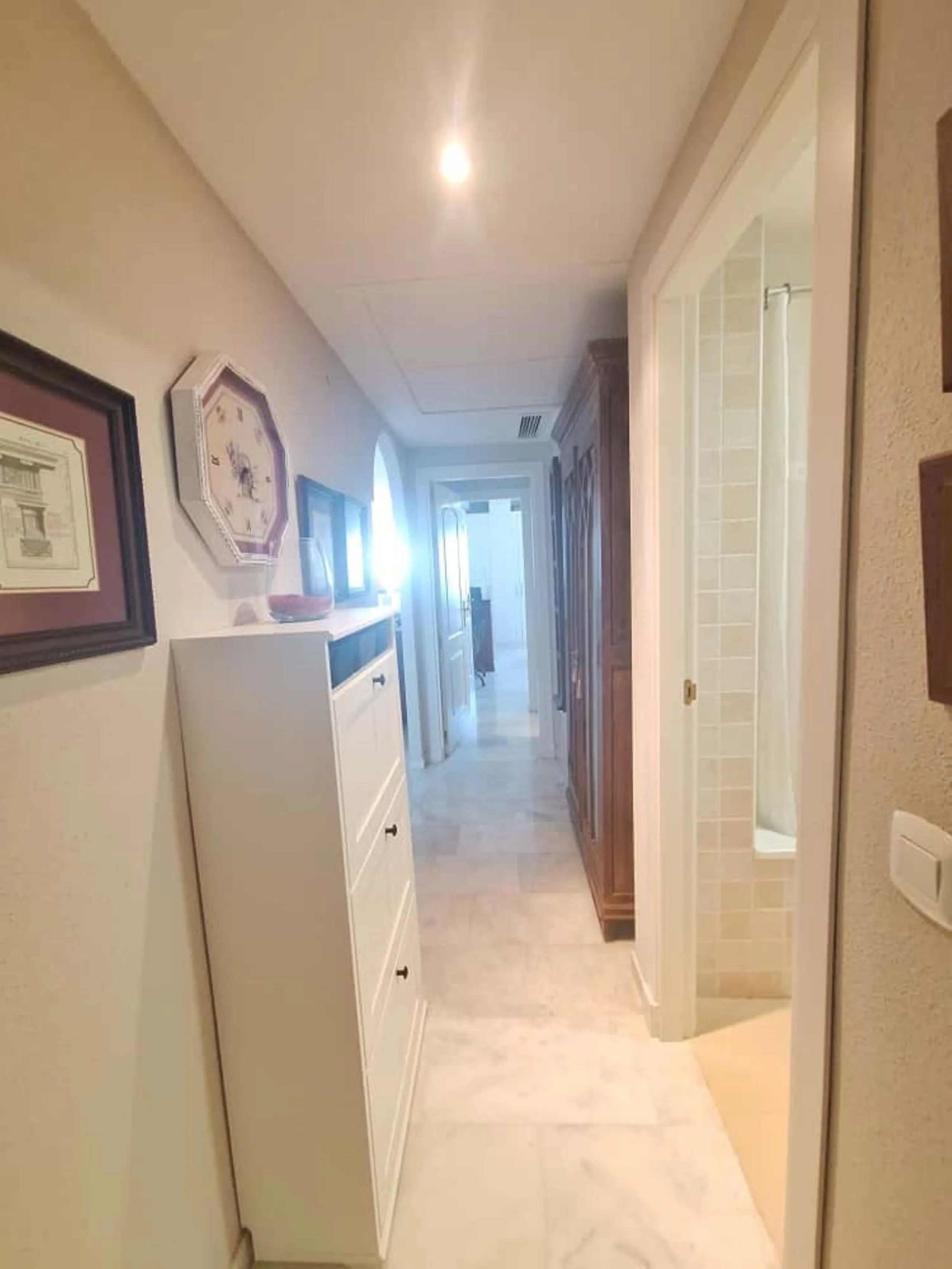 Beautiful property for sale in the Reserva area of Marbella, in impeccable condition, very bright and sunny all day long! Urbanisation with large communal gardens, communal swimming pools and very well maintained.