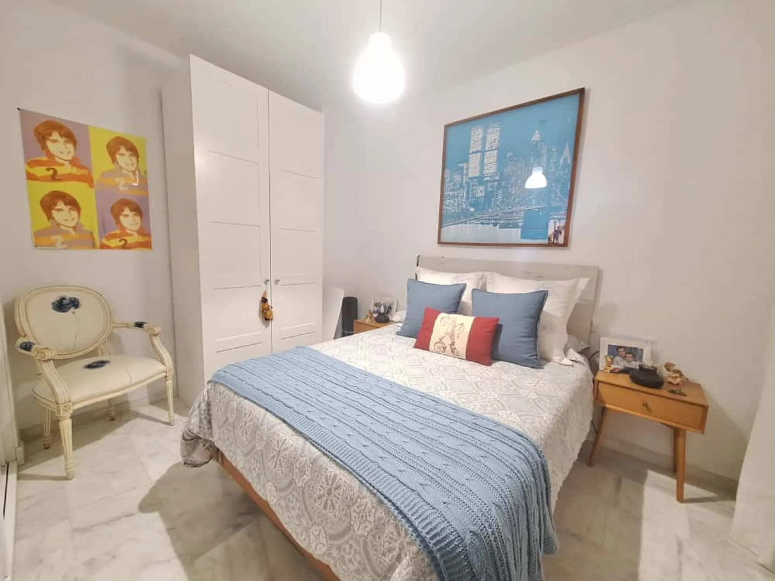 Beautiful property for sale in the Reserva area of Marbella, in impeccable condition, very bright and sunny all day long! Urbanisation with large communal gardens, communal swimming pools and very well maintained.