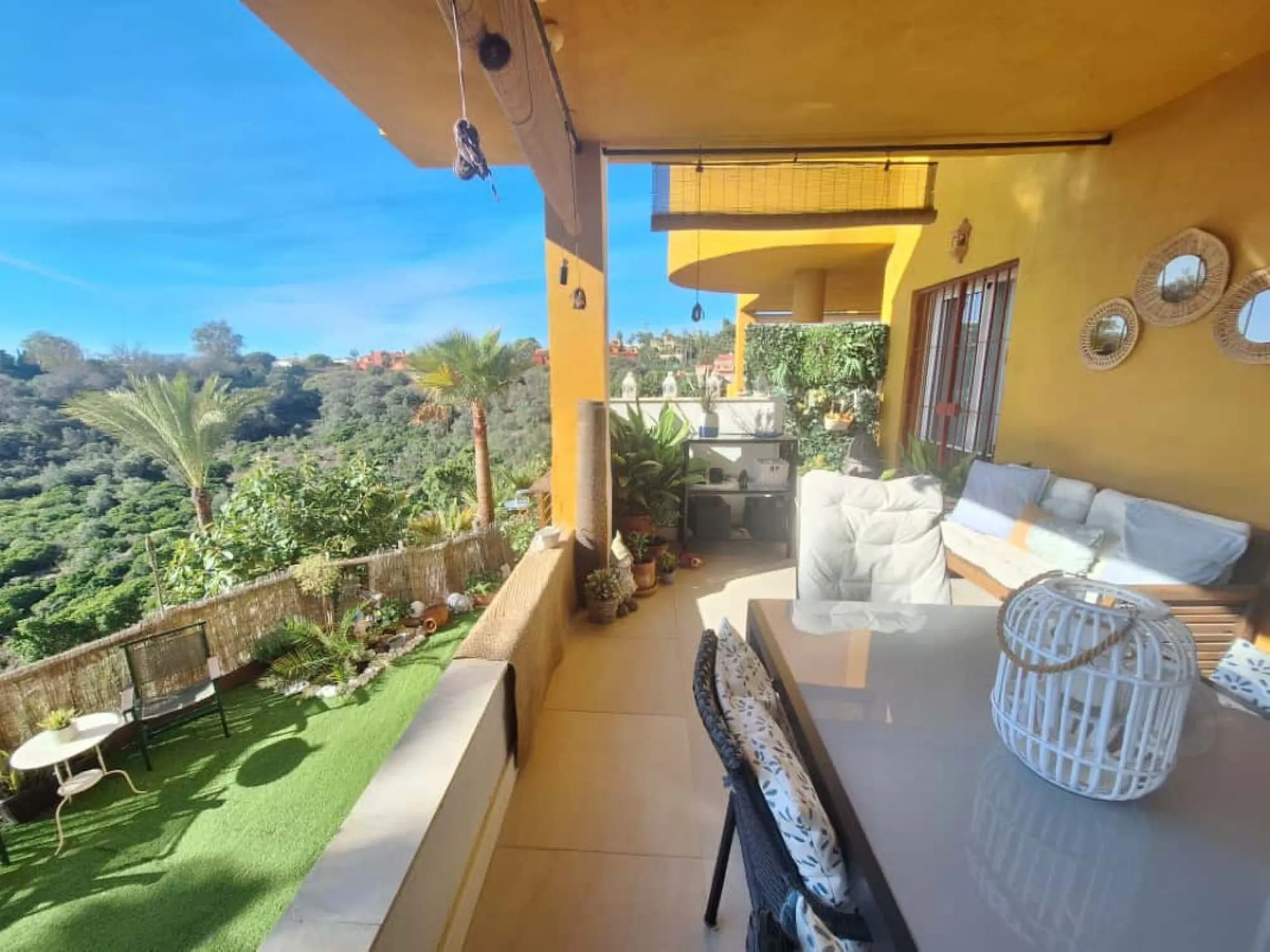 Beautiful property for sale in the Reserva area of Marbella, in impeccable condition, very bright and sunny all day long! Urbanisation with large communal gardens, communal swimming pools and very well maintained.