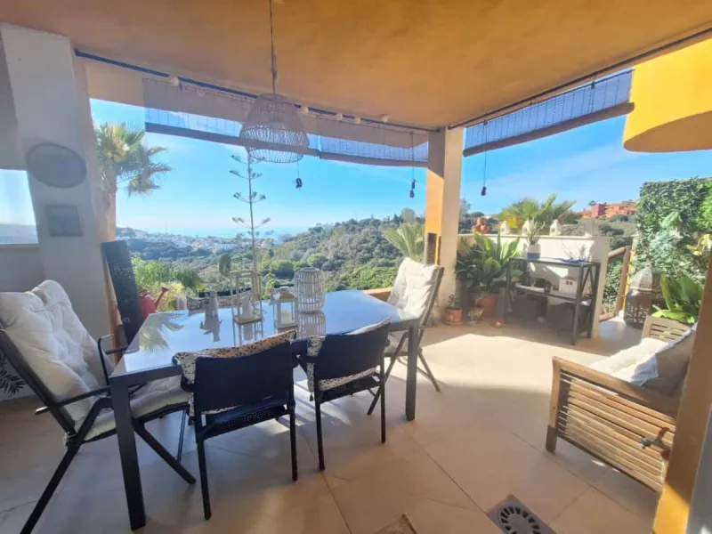 Beautiful property for sale in the Reserva area of Marbella, in impeccable condition, very bright and sunny all day long! Urbanisation with large communal gardens, communal swimming pools and very well maintained.