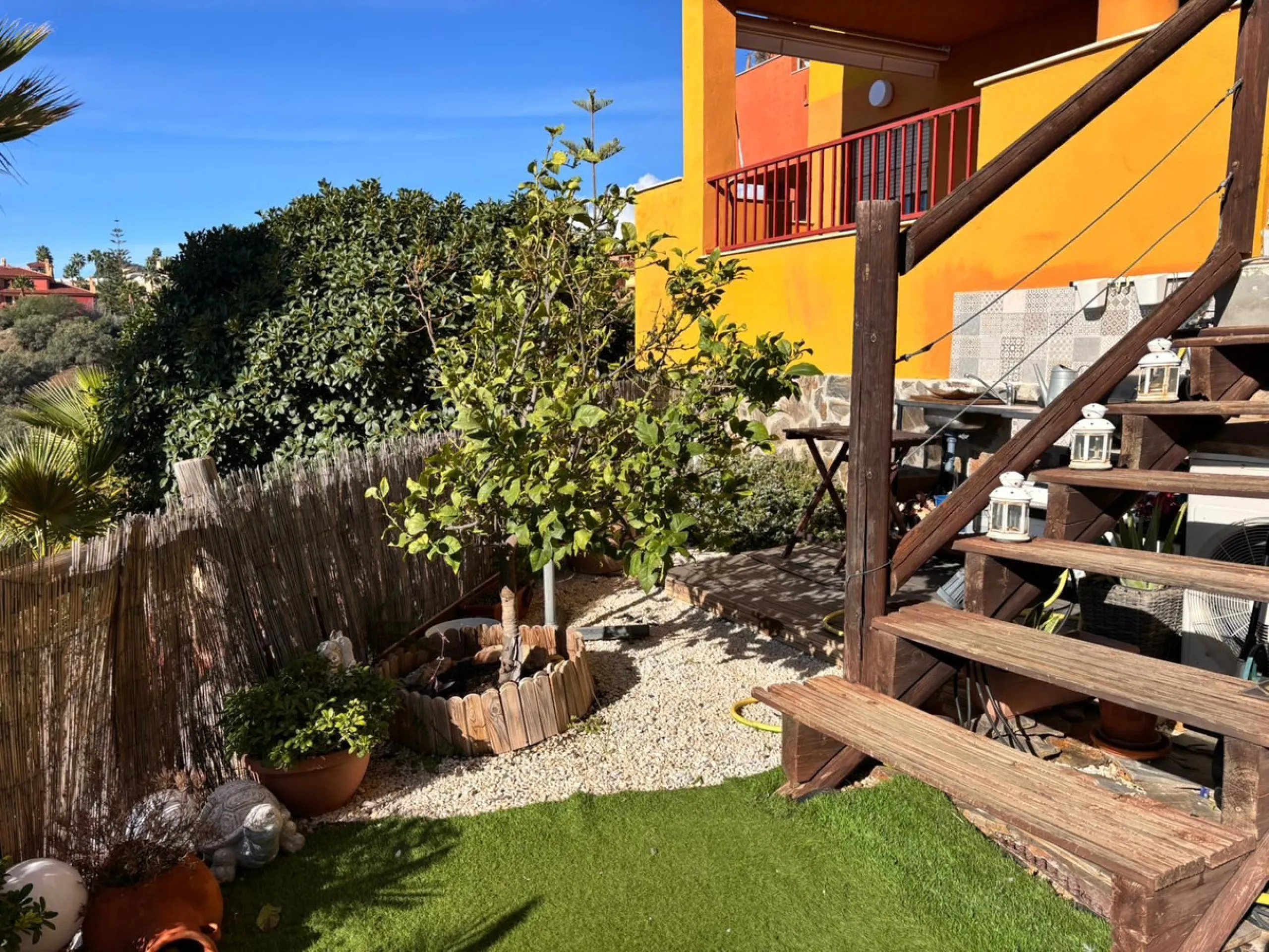 Beautiful property for sale in the Reserva area of Marbella, in impeccable condition, very bright and sunny all day long! Urbanisation with large communal gardens, communal swimming pools and very well maintained.