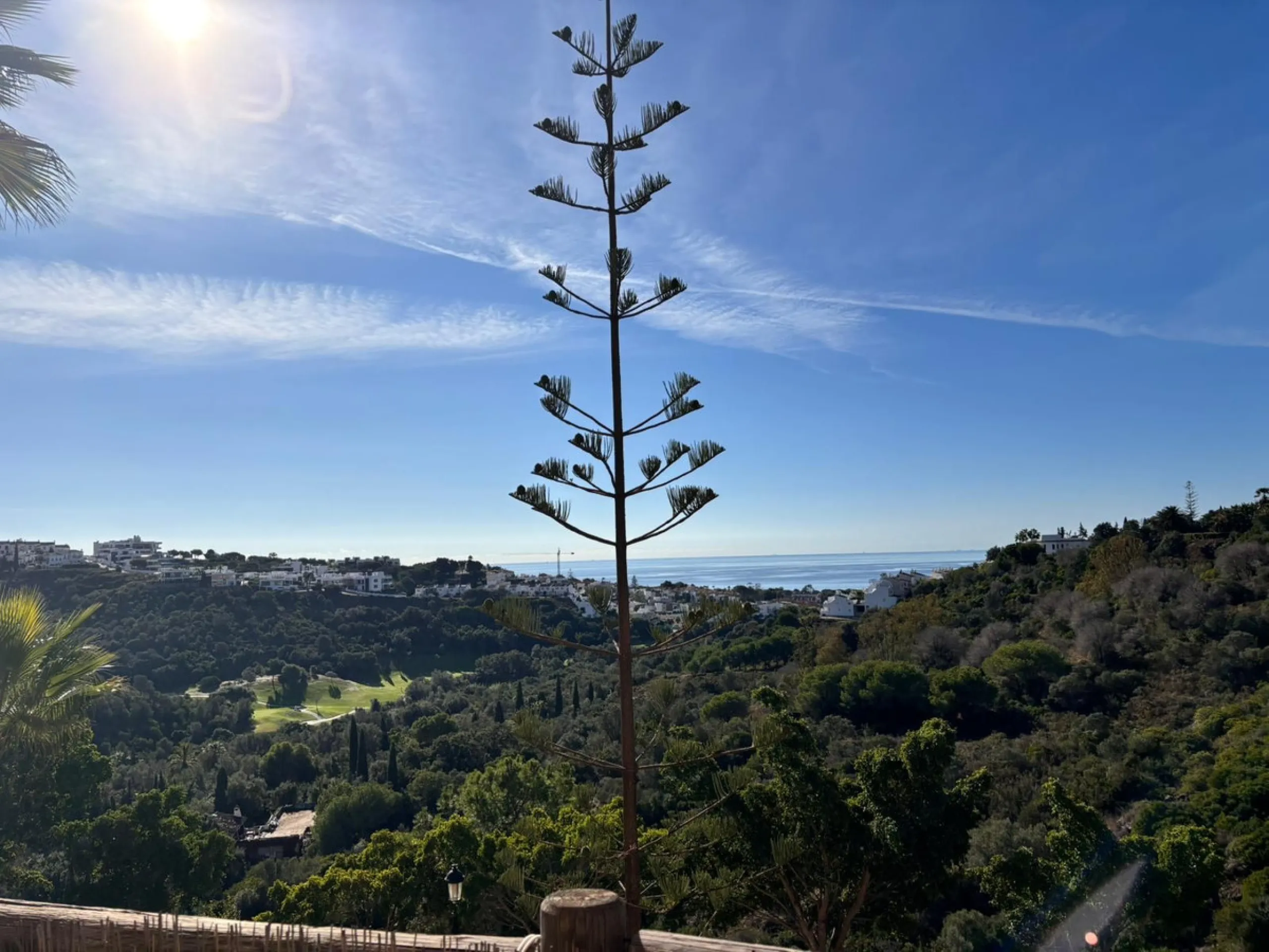 Beautiful property for sale in the Reserva area of Marbella, in impeccable condition, very bright and sunny all day long! Urbanisation with large communal gardens, communal swimming pools and very well maintained.
