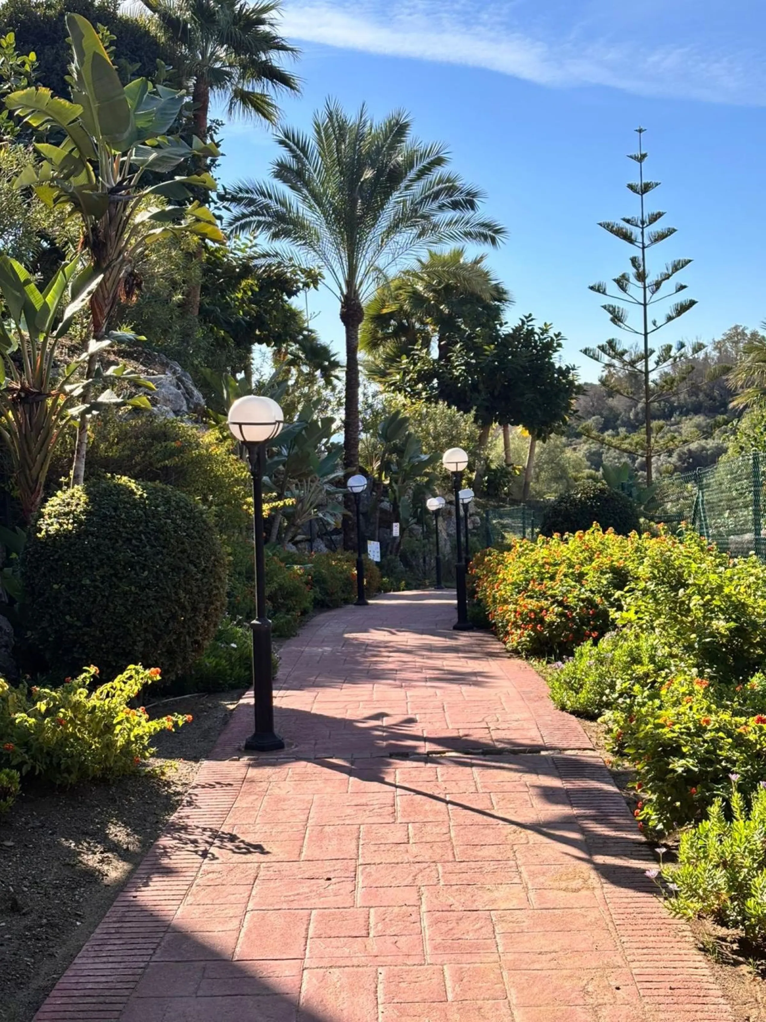 Beautiful property for sale in the Reserva area of Marbella, in impeccable condition, very bright and sunny all day long! Urbanisation with large communal gardens, communal swimming pools and very well maintained.