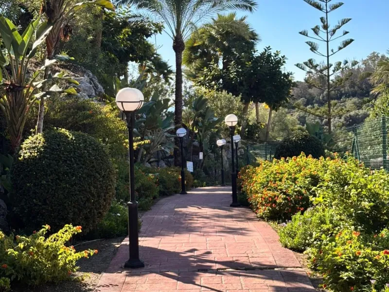 Beautiful property for sale in the Reserva area of Marbella, in impeccable condition, very bright and sunny all day long! Urbanisation with large communal gardens, communal swimming pools and very well maintained.