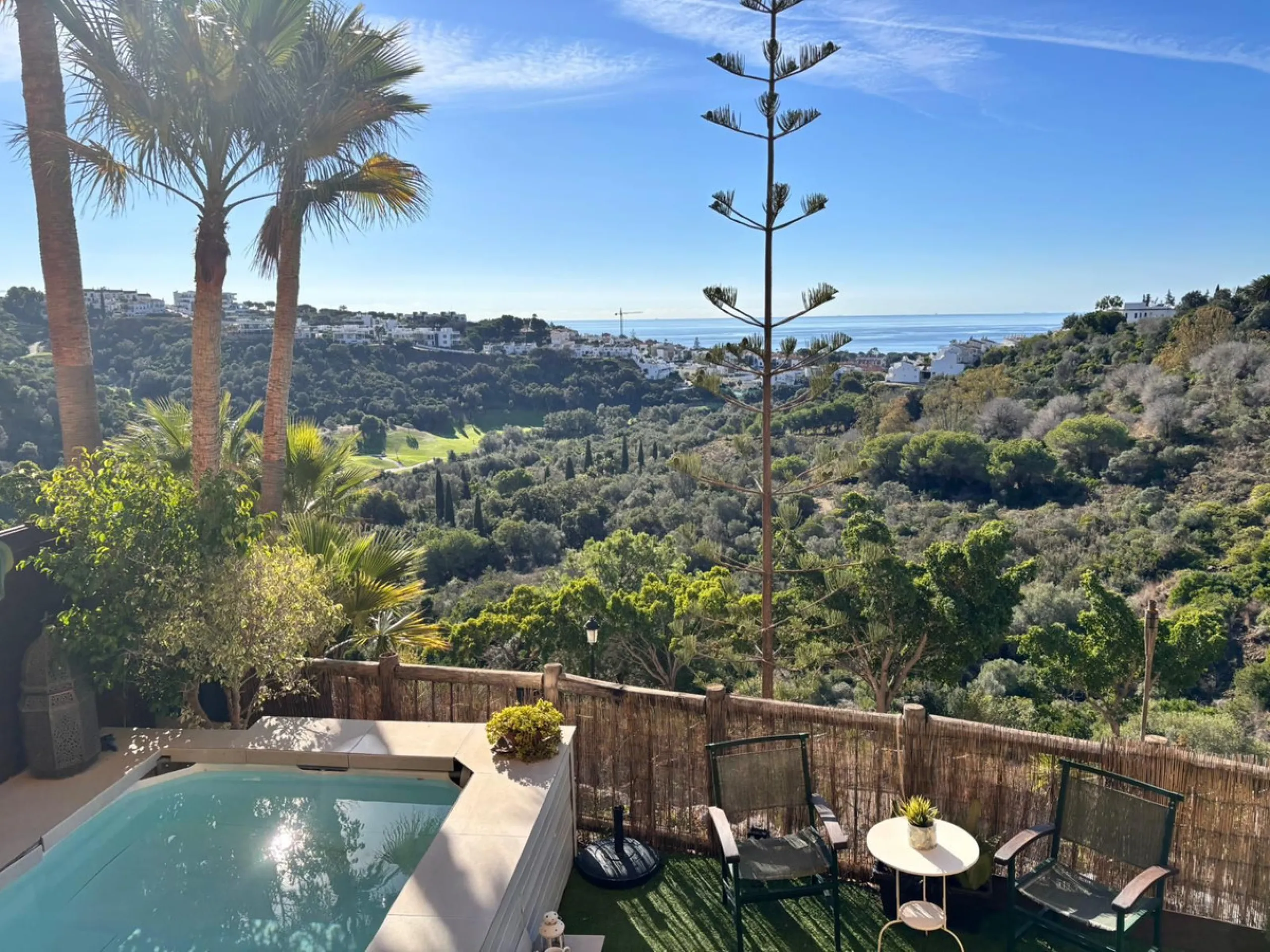 Beautiful property for sale in the Reserva area of Marbella, in impeccable condition, very bright and sunny all day long! Urbanisation with large communal gardens, communal swimming pools and very well maintained.