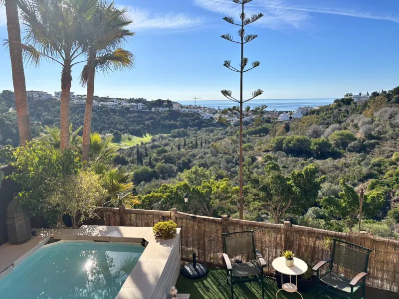 Beautiful property for sale in the Reserva area of Marbella, in impeccable condition, very bright and sunny all day long! Urbanisation with large communal gardens, communal swimming pools and very well maintained.