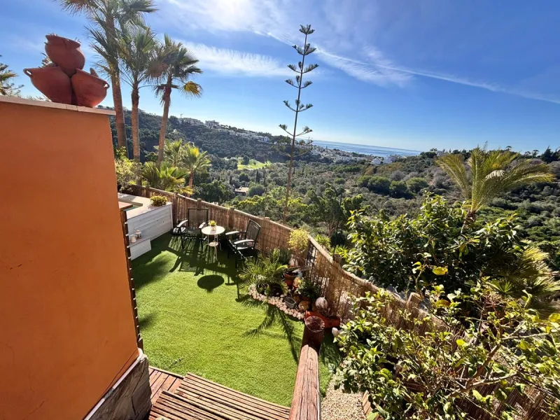 Beautiful property for sale in the Reserva area of Marbella, in impeccable condition, very bright and sunny all day long! Urbanisation with large communal gardens, communal swimming pools and very well maintained.