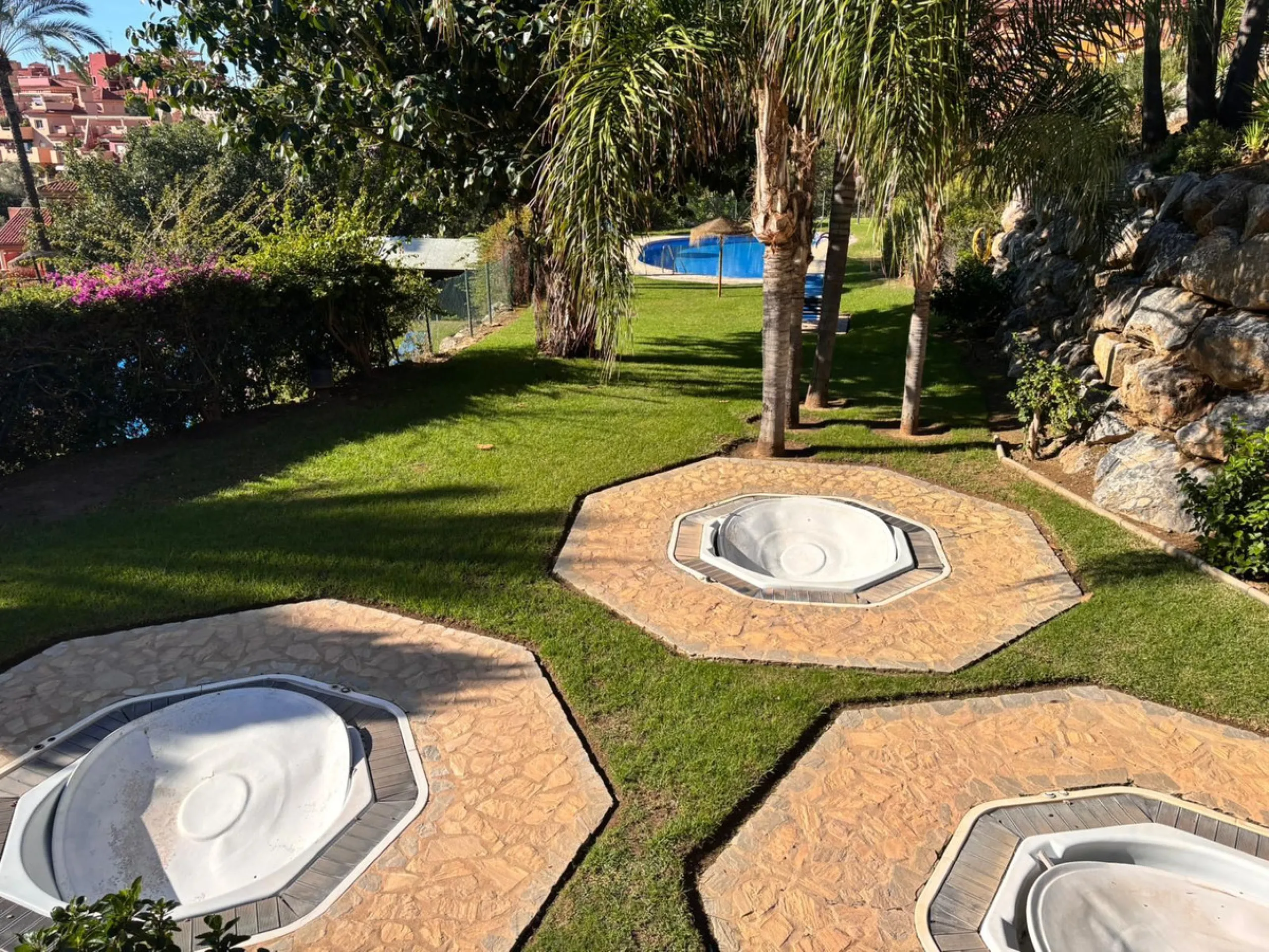 Beautiful property for sale in the Reserva area of Marbella, in impeccable condition, very bright and sunny all day long! Urbanisation with large communal gardens, communal swimming pools and very well maintained.