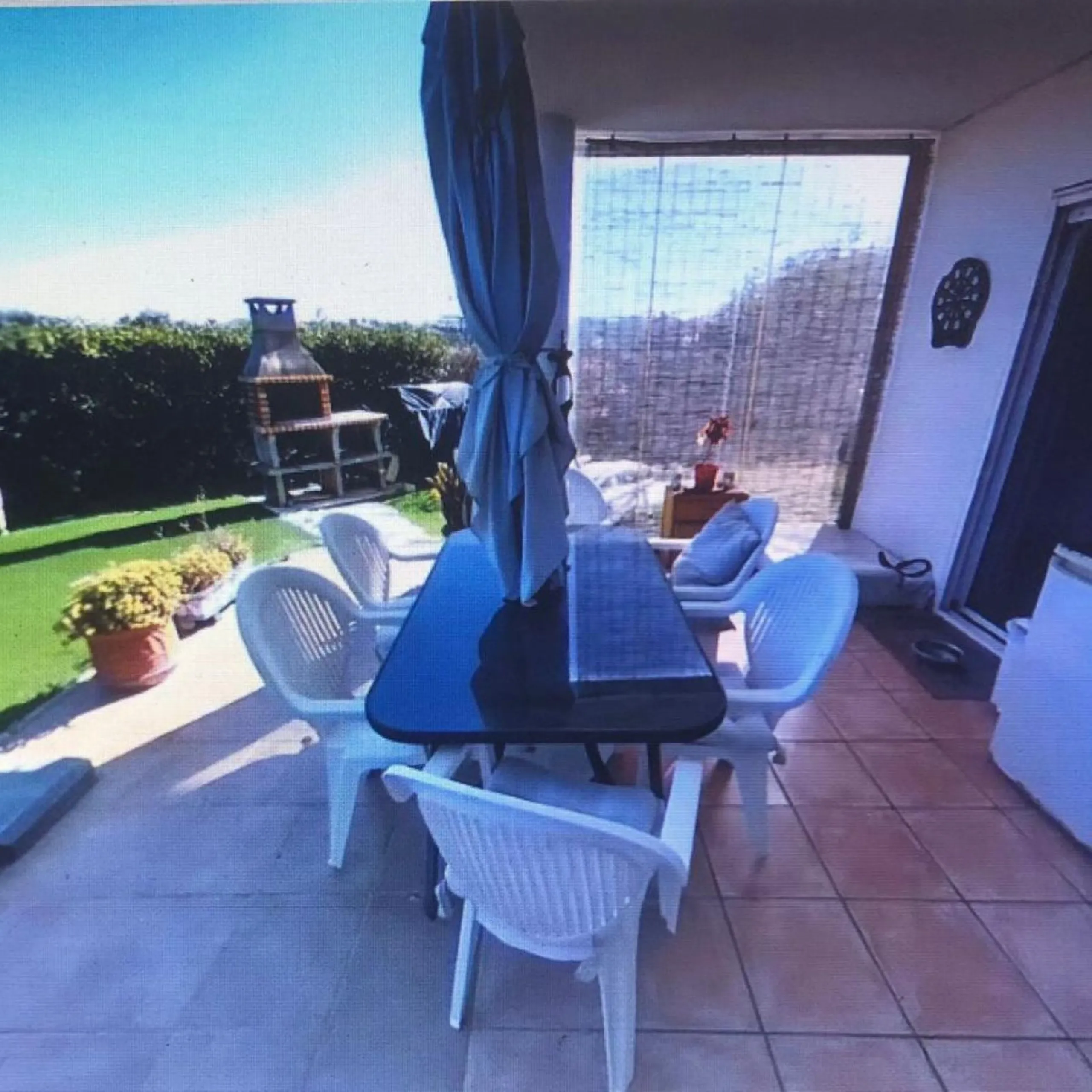 Charming ground floor corner apartment with private garden and direct access to nature and the beach, located just a four-minute walk from El Charcón Beach. This property stands out for its privacy, outdoor space and the relaxed coastal lifestyle it offer