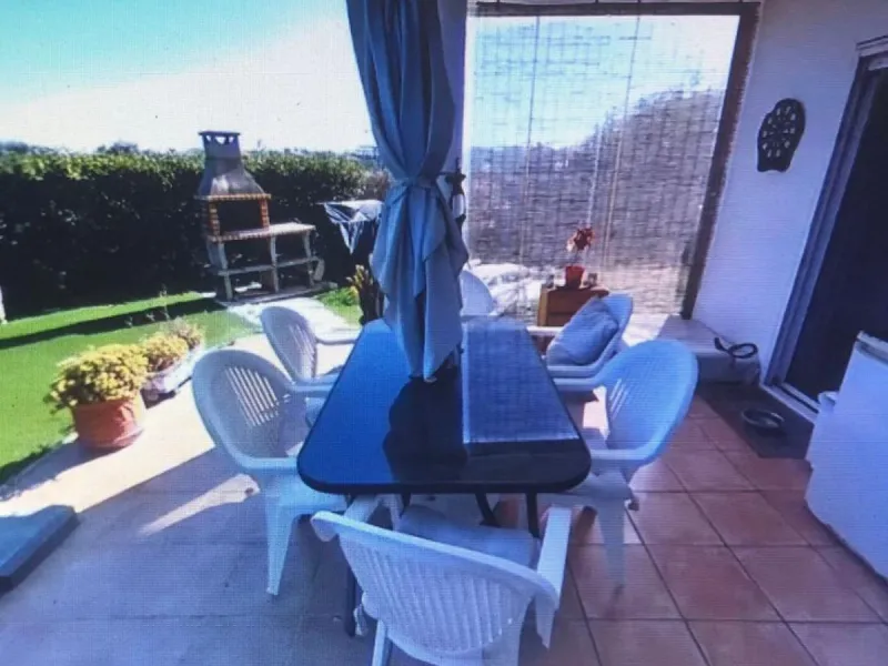 Charming ground floor corner apartment with private garden and direct access to nature and the beach, located just a four-minute walk from El Charcón Beach. This property stands out for its privacy, outdoor space and the relaxed coastal lifestyle it offer